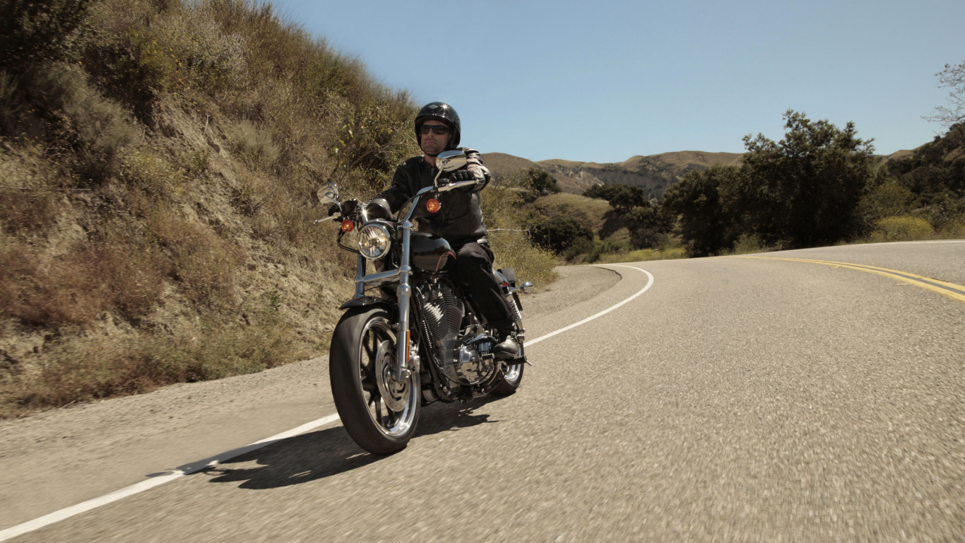 Hombre de Chaqueta Negra Montando Motocicleta en la Carretera Durante el Día. Wallpaper in 1366x768 Resolution