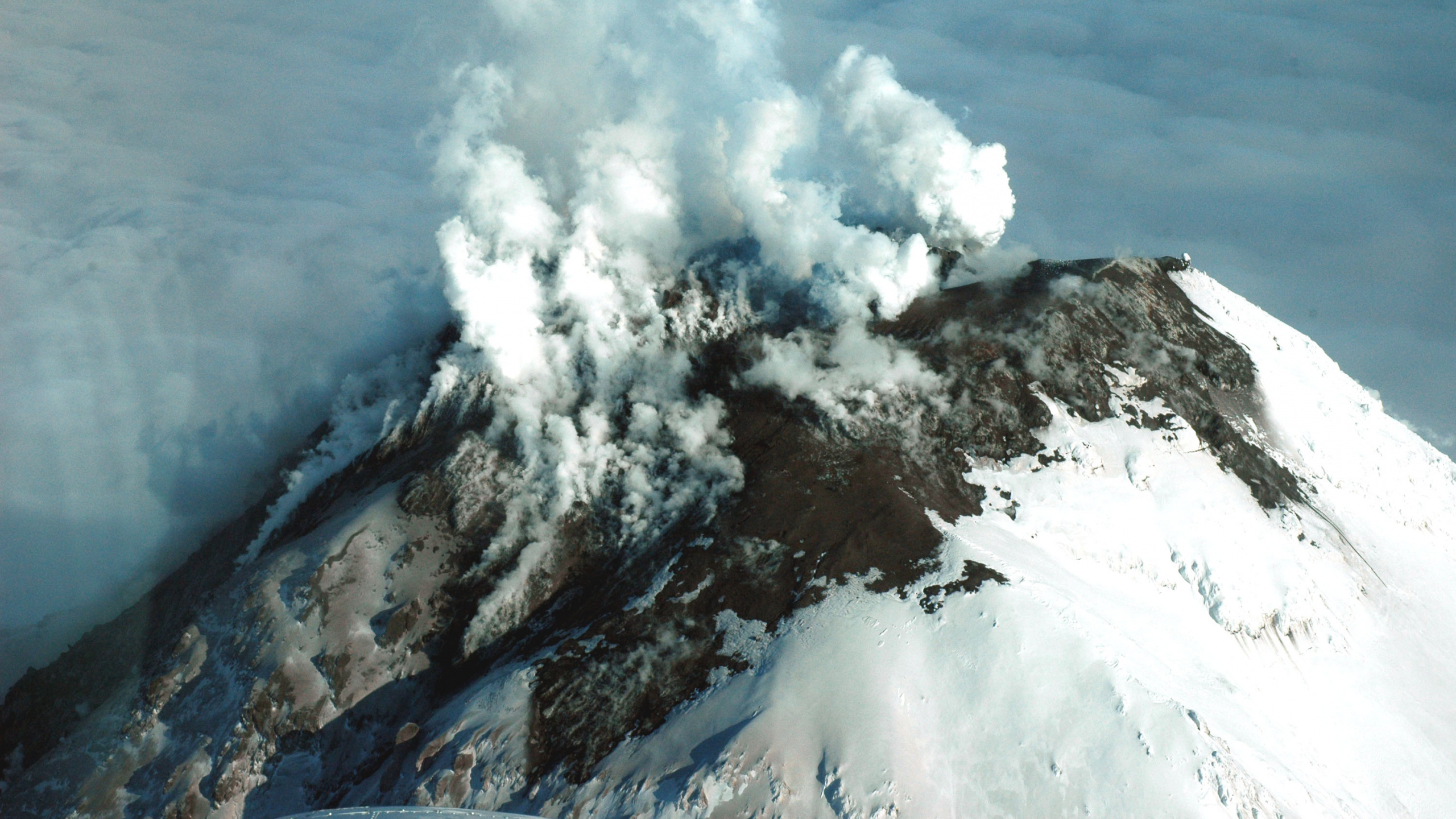 Ridge, Volcán, Lava, Estratovolcán, Volcán en Escudo. Wallpaper in 2560x1440 Resolution