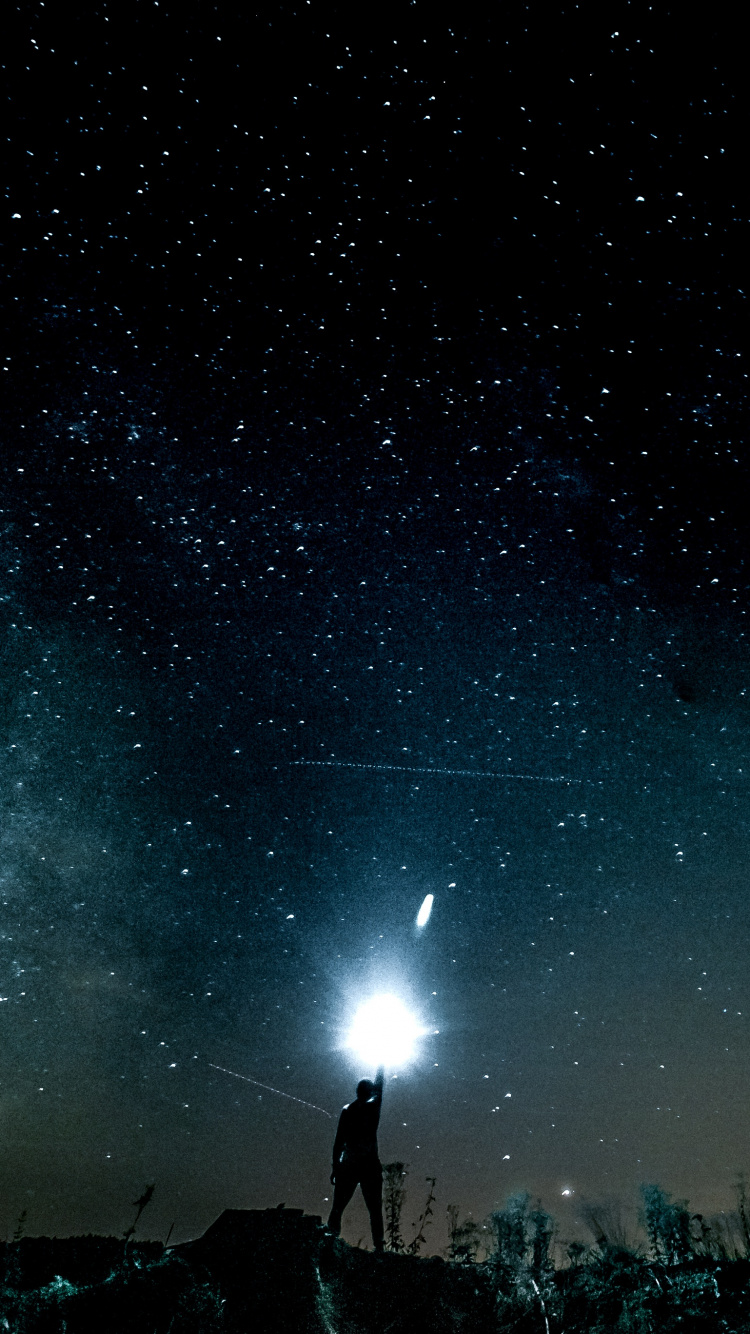 Gente de Pie Bajo la Noche Estrellada. Wallpaper in 750x1334 Resolution