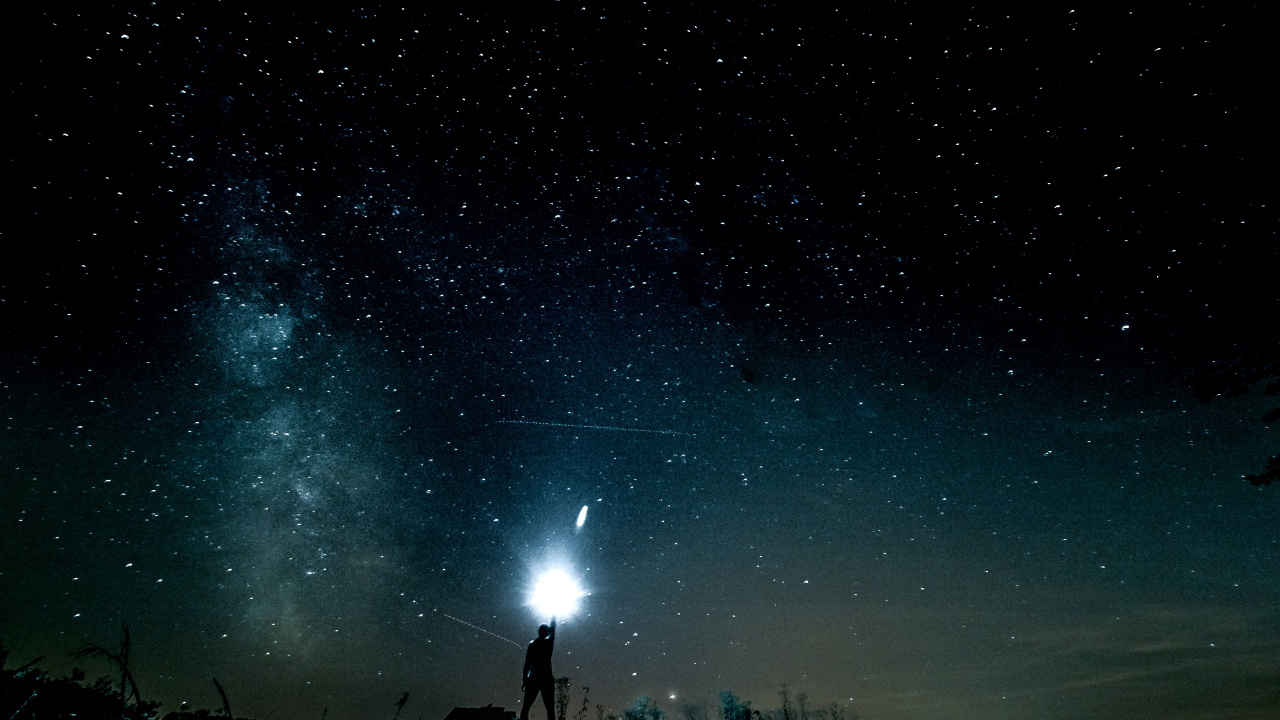 Personnes Debout Sous la Nuit Étoilée. Wallpaper in 1280x720 Resolution