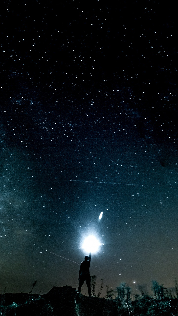 People Standing Under Starry Night. Wallpaper in 720x1280 Resolution