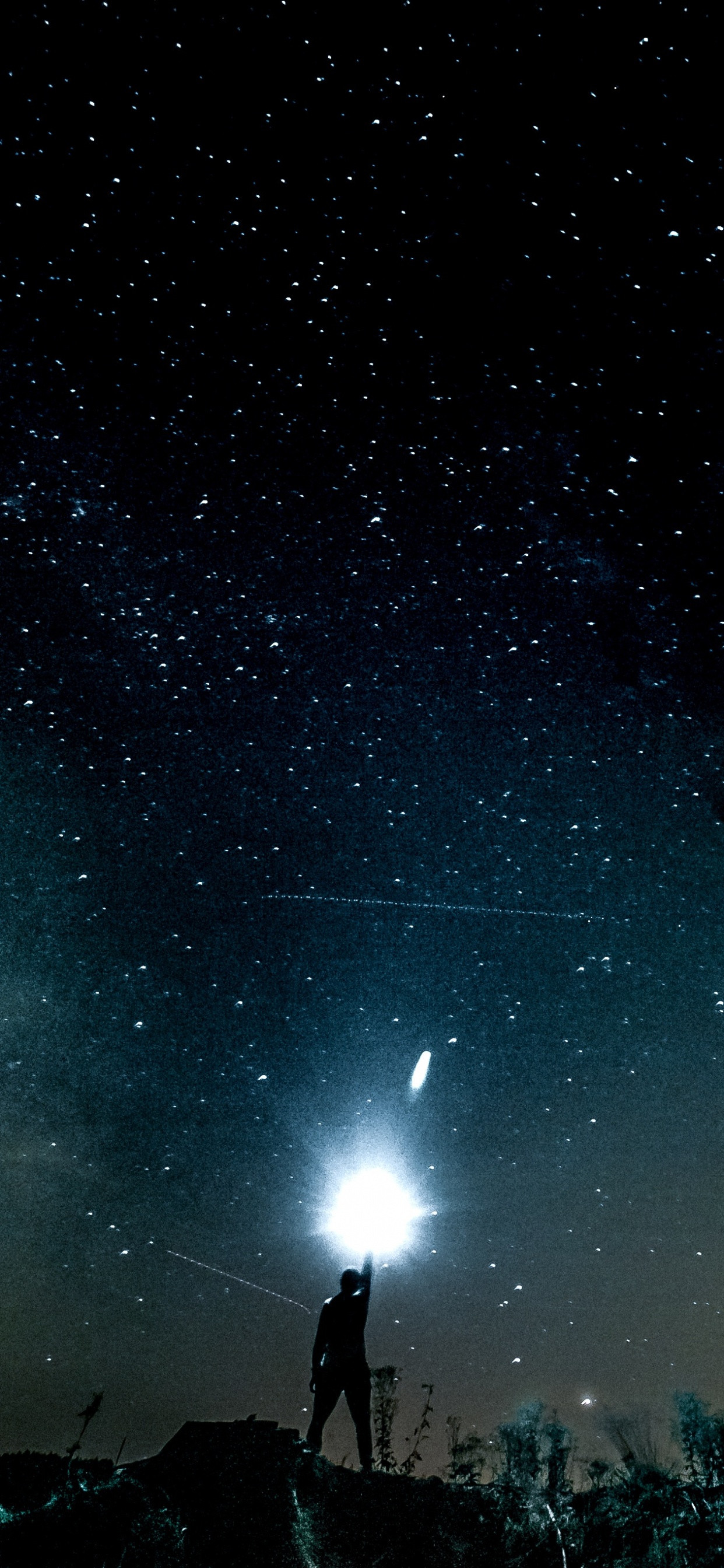 Leute, Die Unter Sternenklarer Nacht Stehen. Wallpaper in 1242x2688 Resolution