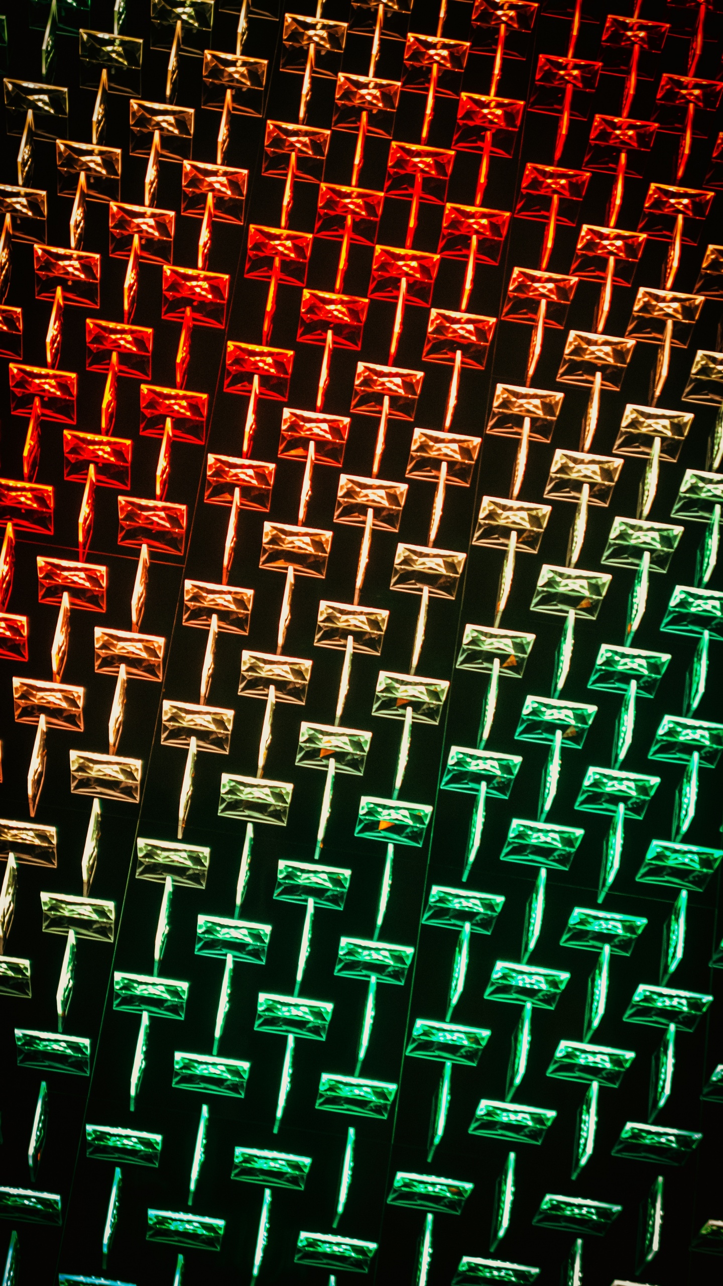 Chaises Rouges et Vertes Sur Mur de Briques Rouges. Wallpaper in 1440x2560 Resolution
