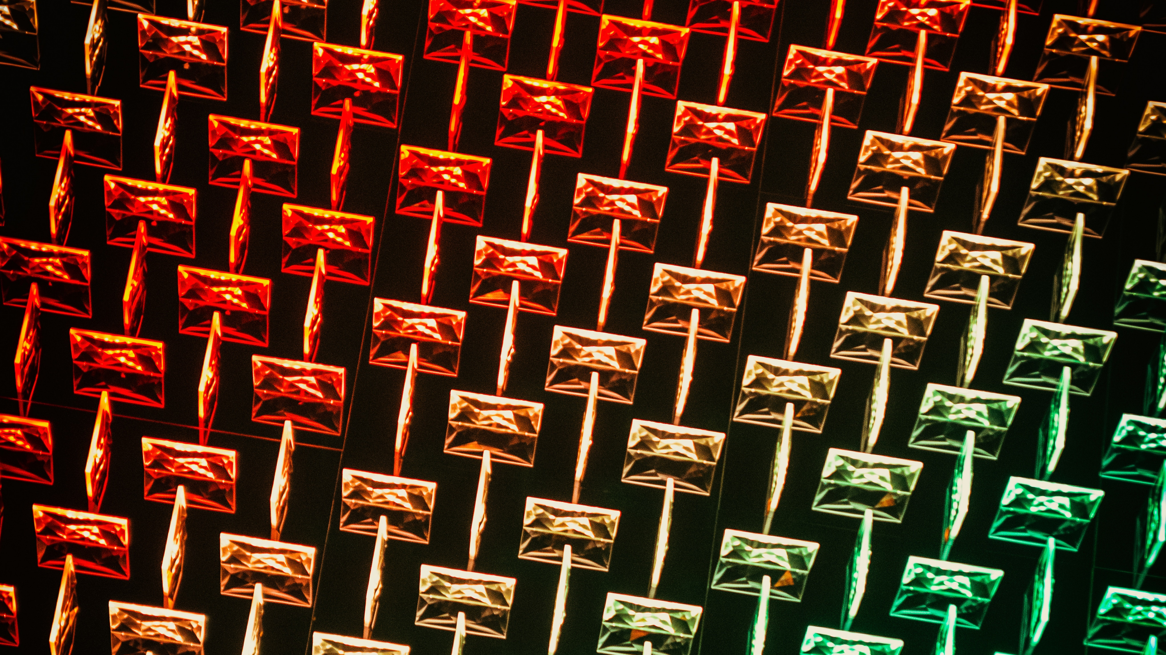 Chaises Rouges et Vertes Sur Mur de Briques Rouges. Wallpaper in 3840x2160 Resolution