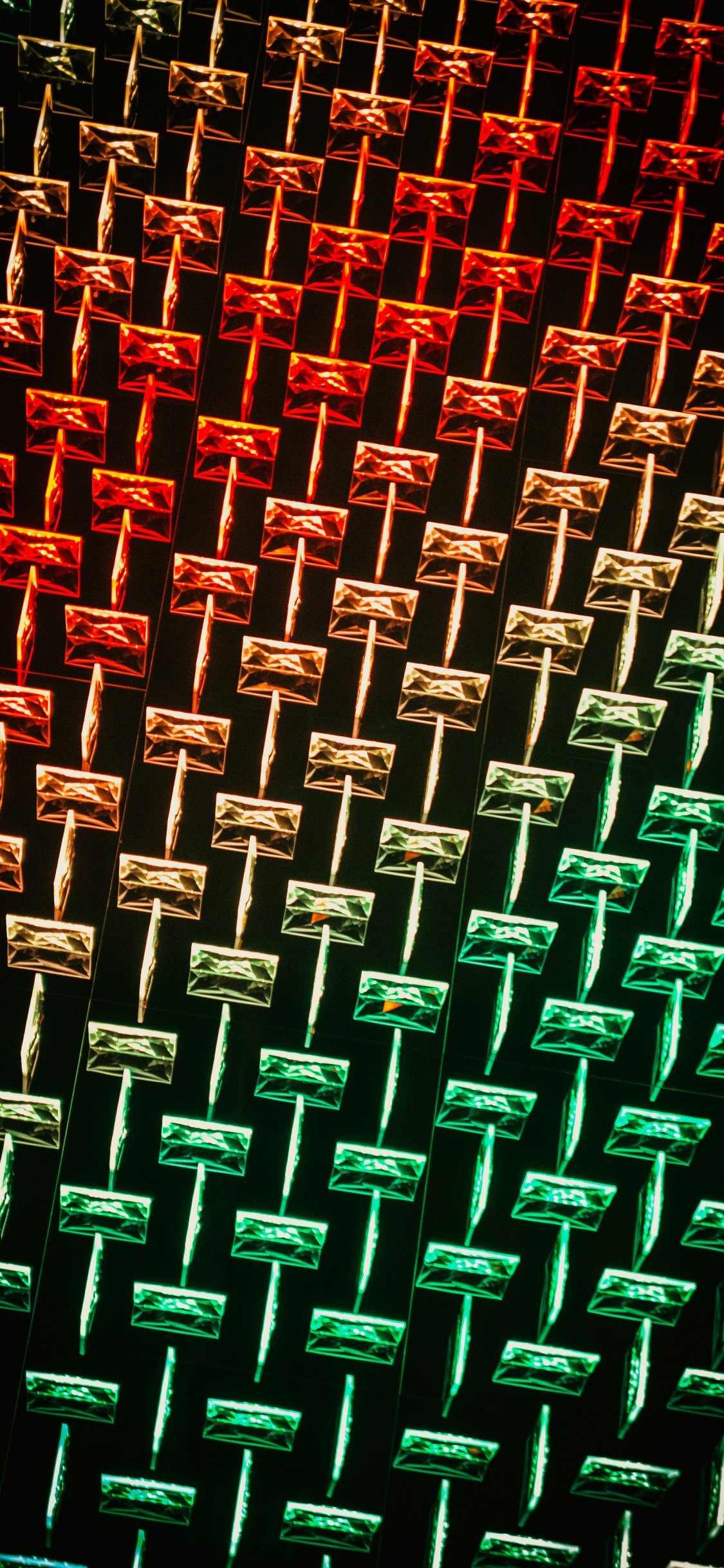 Rote Und Grüne Stühle Auf Roter Backsteinmauer. Wallpaper in 1125x2436 Resolution