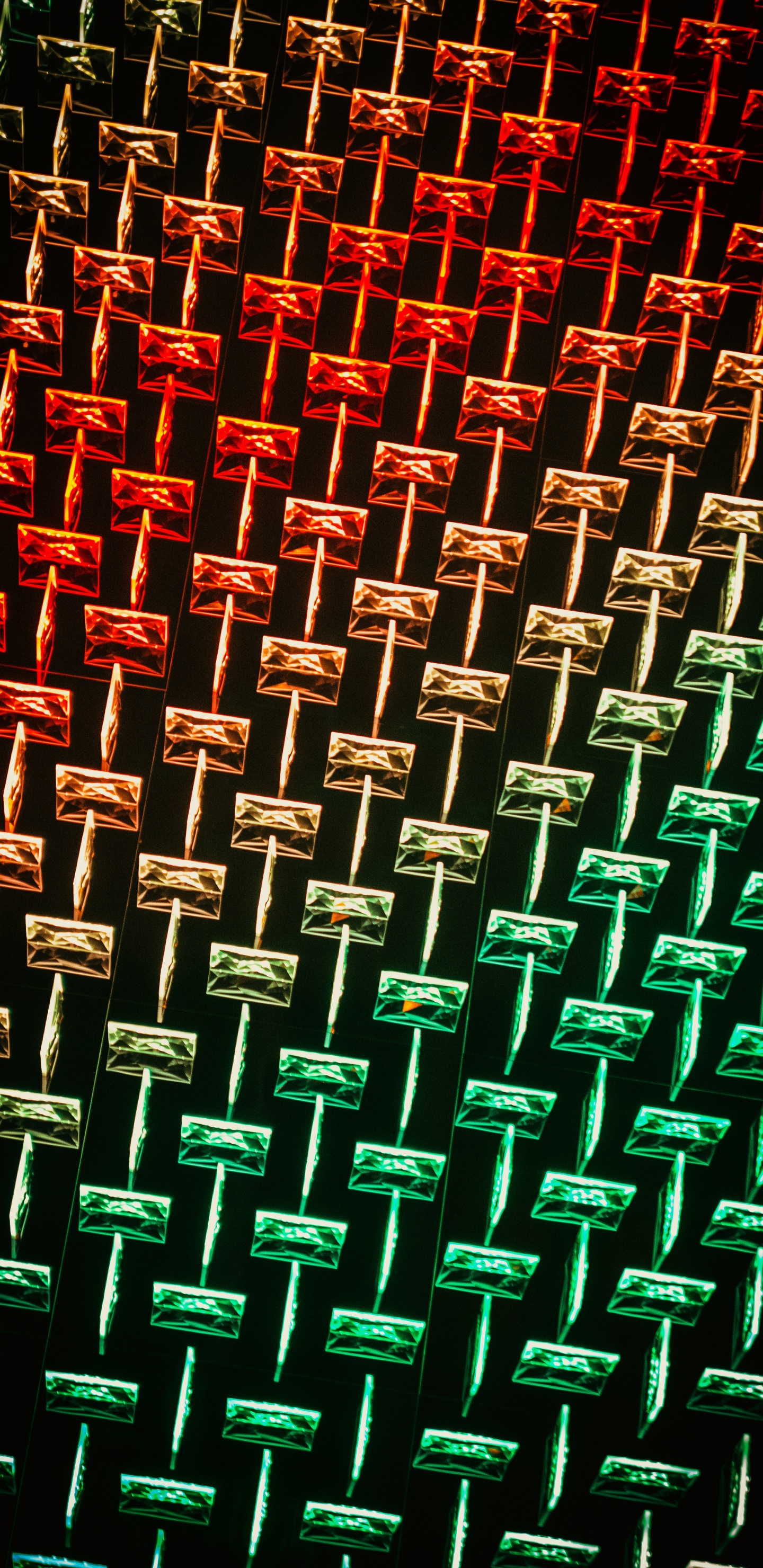 Rote Und Grüne Stühle Auf Roter Backsteinmauer. Wallpaper in 1440x2960 Resolution