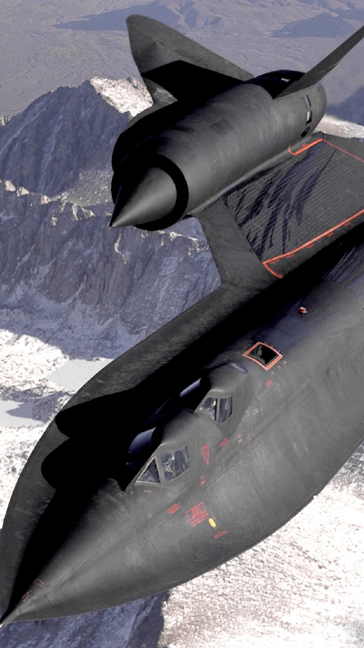 Avion à Réaction Noir et Blanc Survolant la Montagne Couverte de Neige Pendant la Journée. Wallpaper in 750x1334 Resolution