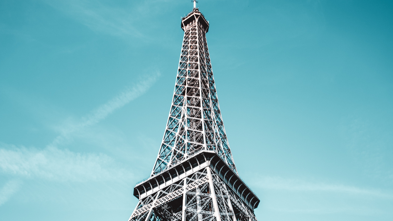 Tour Eiffel Sous Ciel Bleu Pendant la Journée. Wallpaper in 1280x720 Resolution