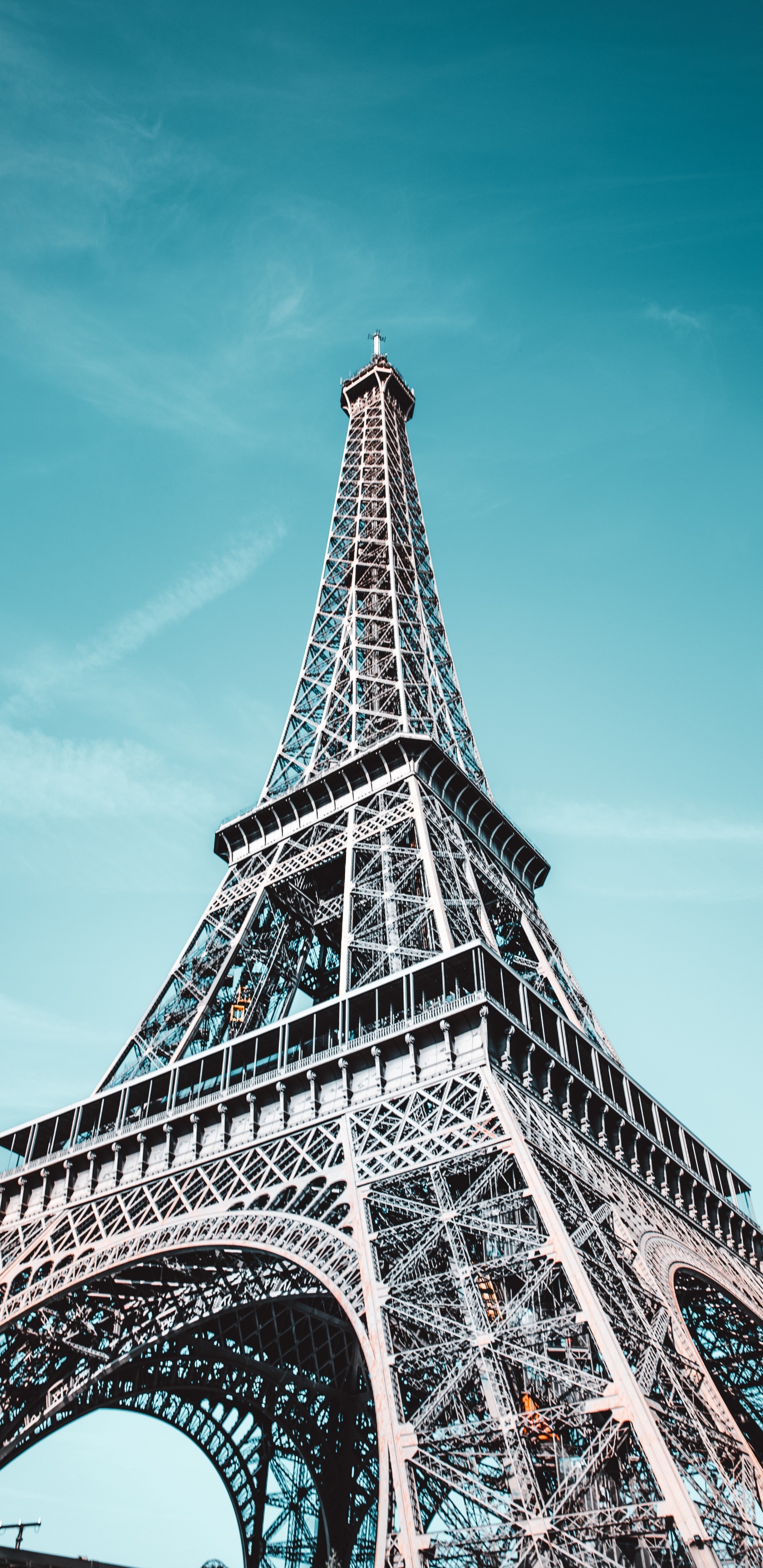 Eiffel Tower Under Blue Sky During Daytime. Wallpaper in 1440x2960 Resolution