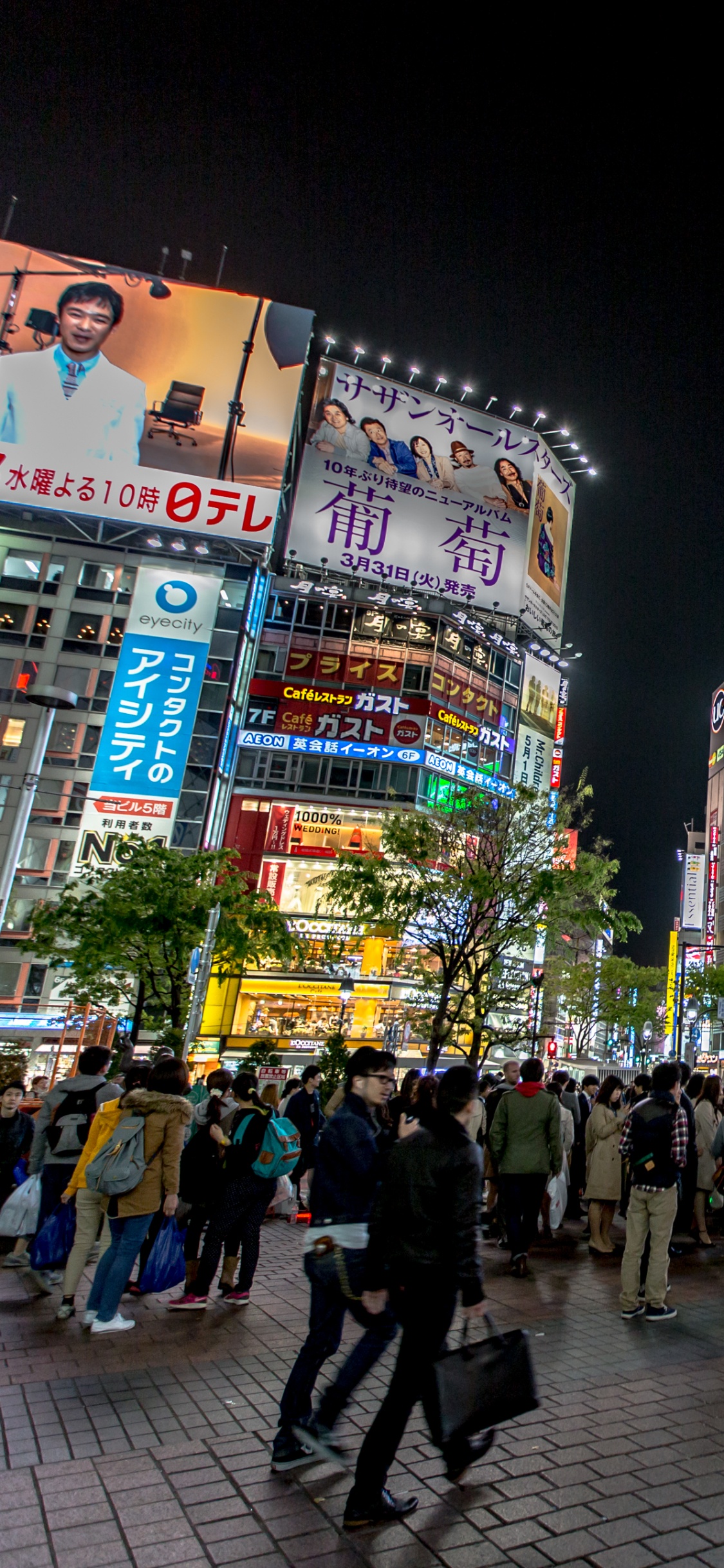 People Walking on Street During Nighttime. Wallpaper in 1125x2436 Resolution