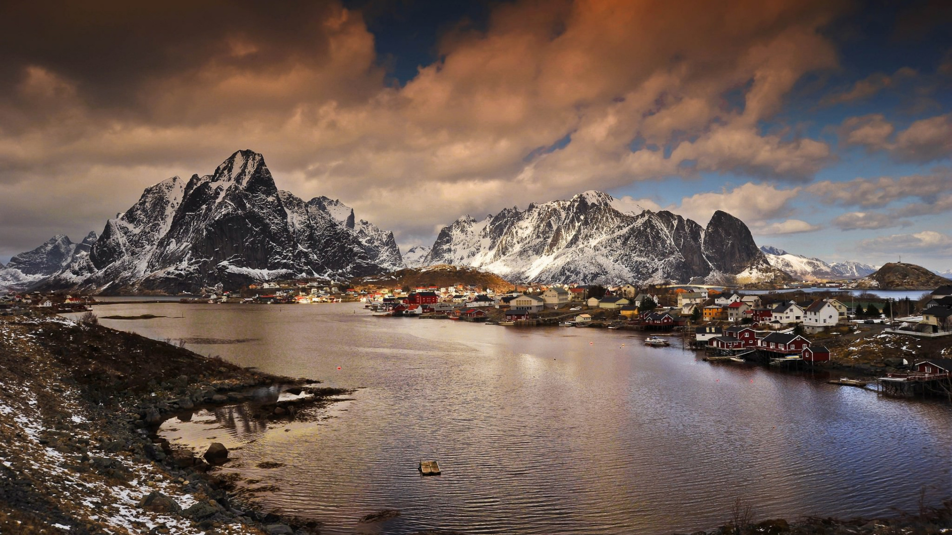 Weiße Und Schwarze Berge in Der Nähe Von Gewässern Tagsüber. Wallpaper in 1920x1080 Resolution