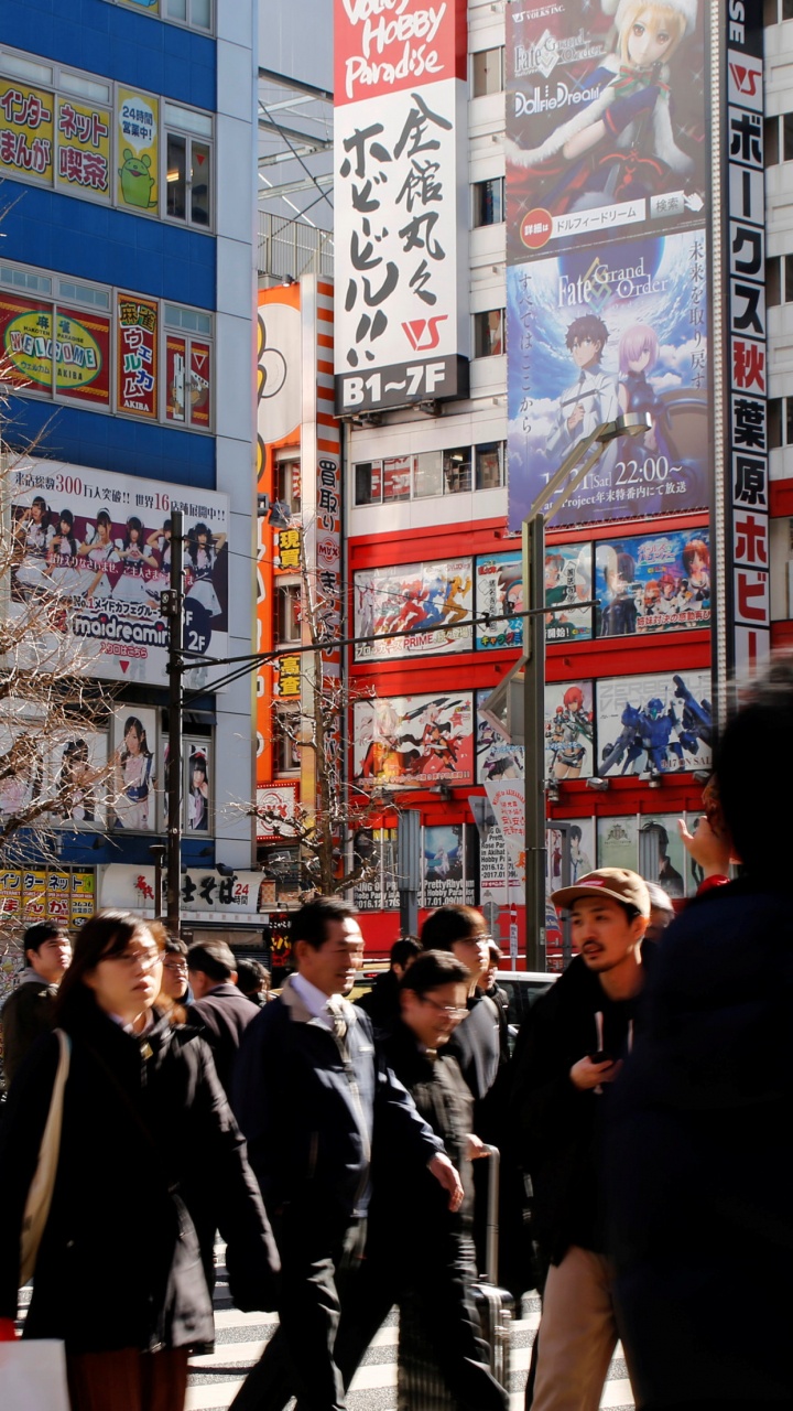 Personnes Marchant Dans la Rue Pendant la Journée. Wallpaper in 720x1280 Resolution