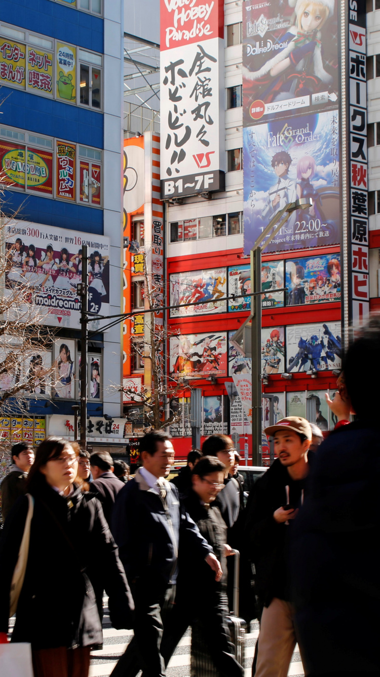 Personnes Marchant Dans la Rue Pendant la Journée. Wallpaper in 750x1334 Resolution