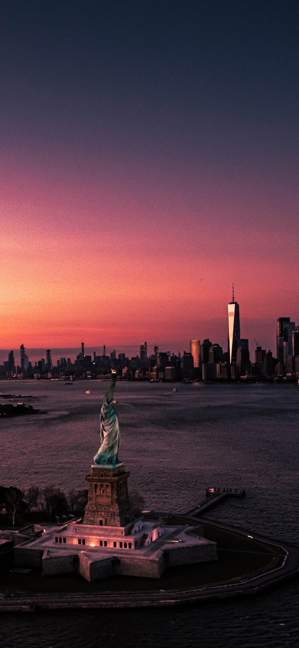 New York, Liberty Tower, Freiheitsstatue, Atmosphäre, Gebäude. Wallpaper in 1242x2688 Resolution