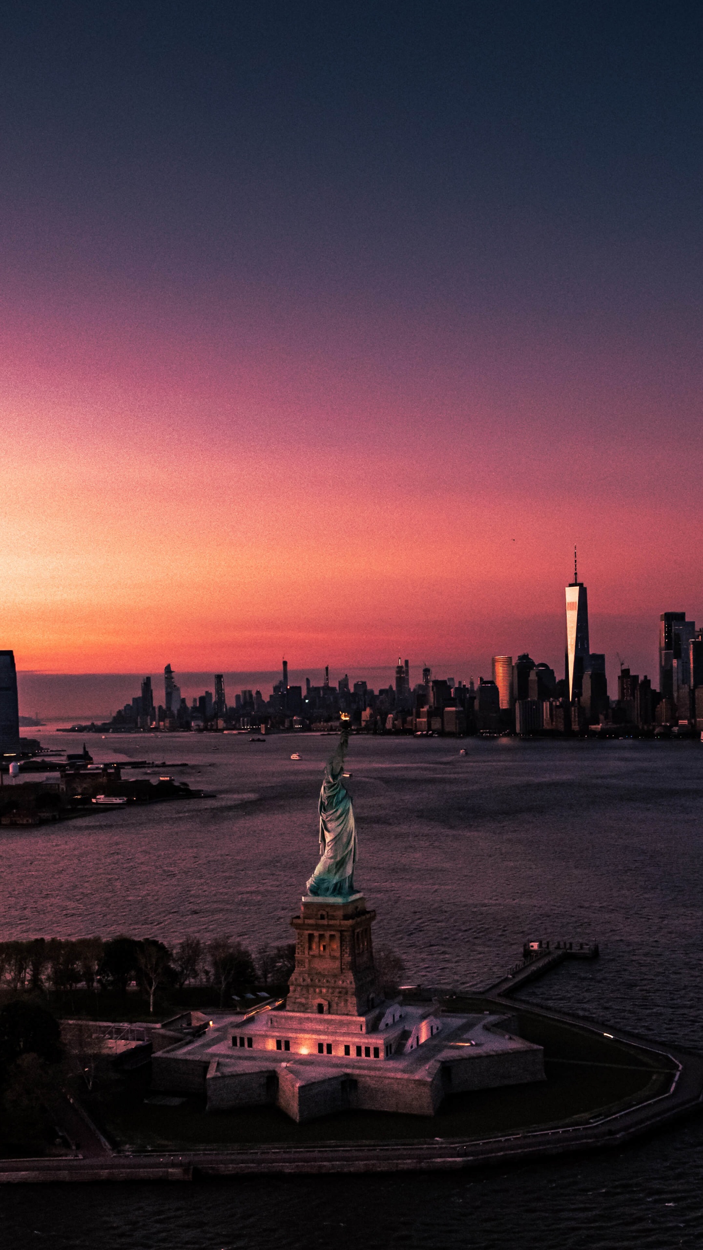 New York, Liberty Tower, Freiheitsstatue, Atmosphäre, Gebäude. Wallpaper in 1440x2560 Resolution