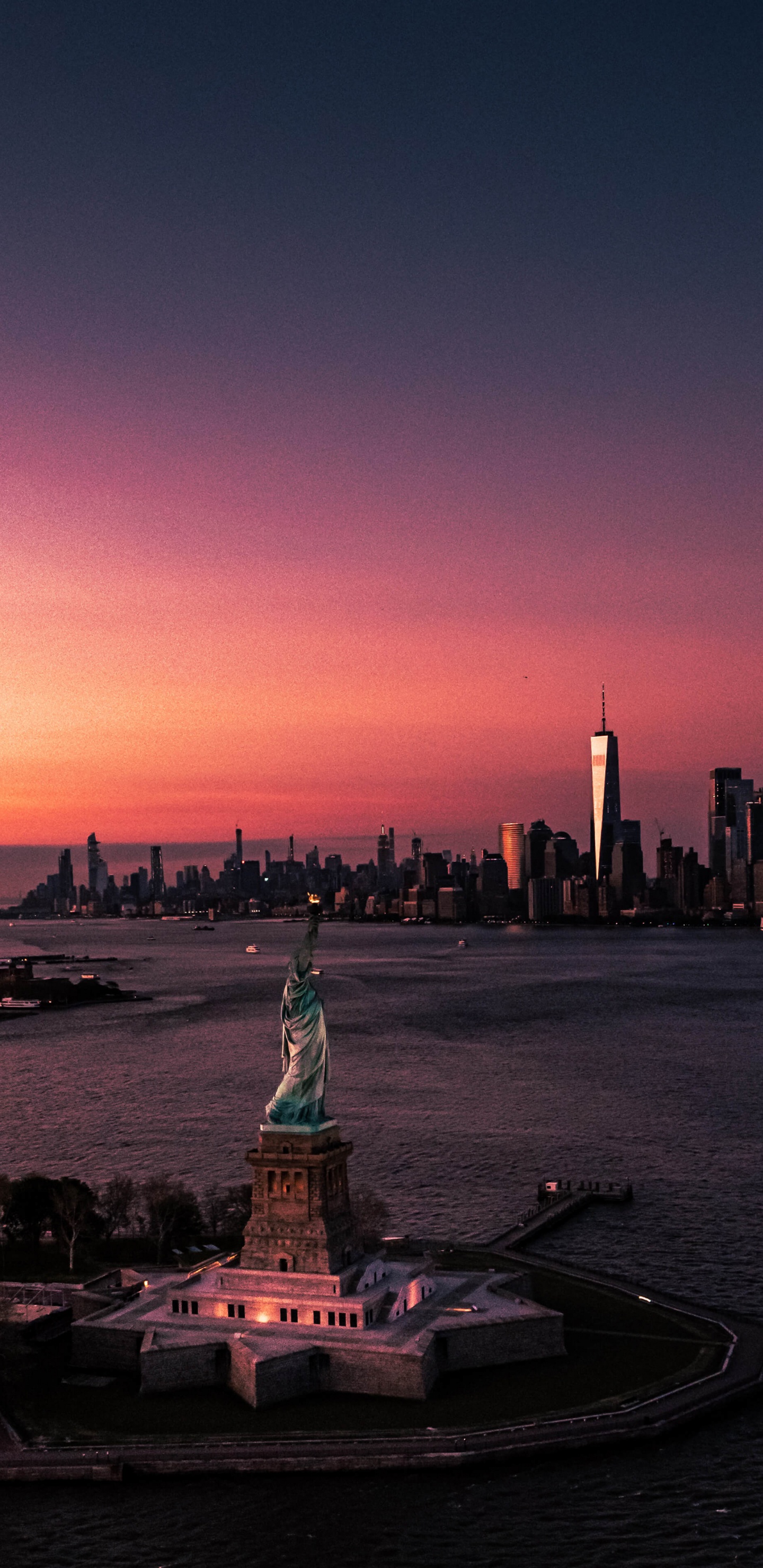 New York, Liberty Tower, Freiheitsstatue, Atmosphäre, Gebäude. Wallpaper in 1440x2960 Resolution