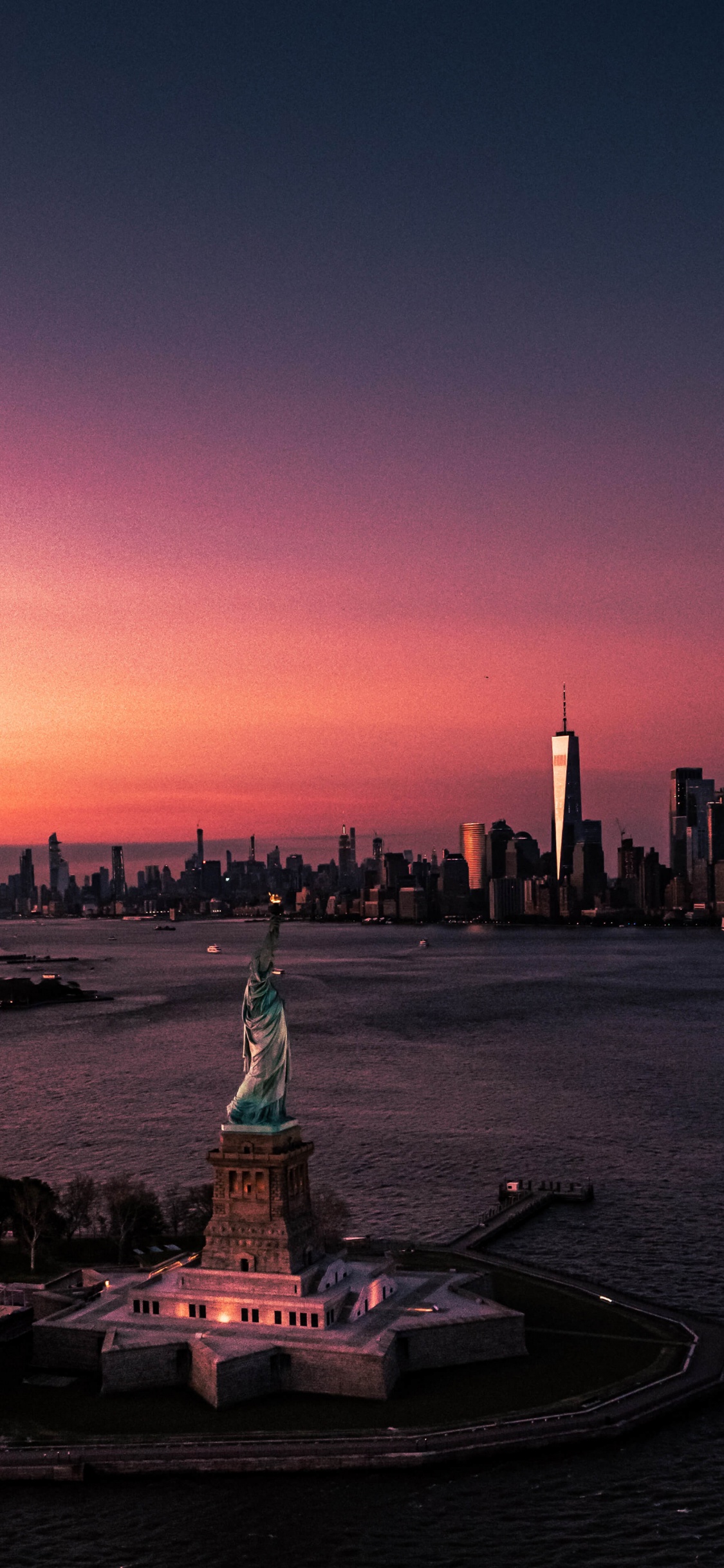 Nueva York, Liberty Tower, Estatua de la Libertad, Ambiente, Edificio. Wallpaper in 1125x2436 Resolution