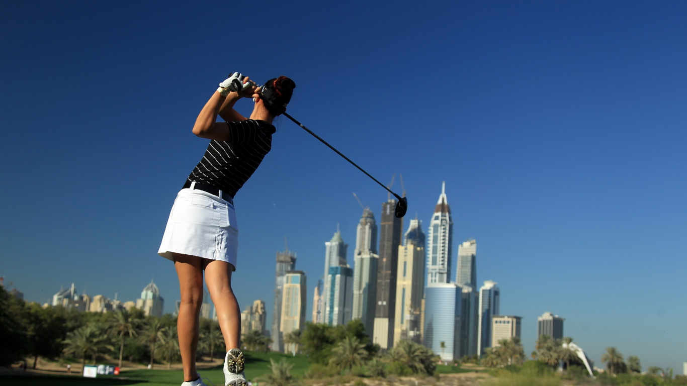 Frau in Schwarz-weiß Gestreiftem Hemd Und Weißen Shorts Mit Schwarzem Und Silbernem Golfschläger. Wallpaper in 1366x768 Resolution