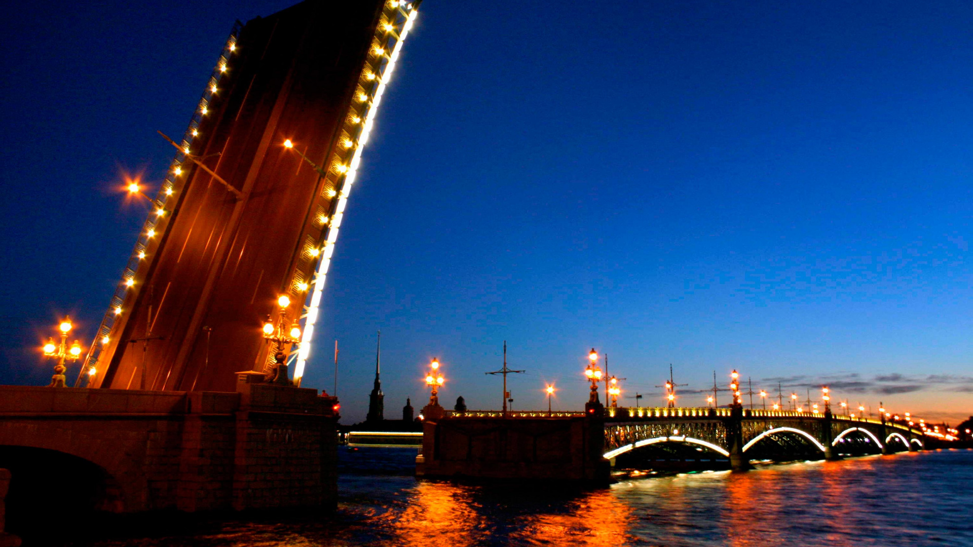 Pont Éclairé Au-dessus D'un Plan D'eau Pendant la Nuit. Wallpaper in 1920x1080 Resolution