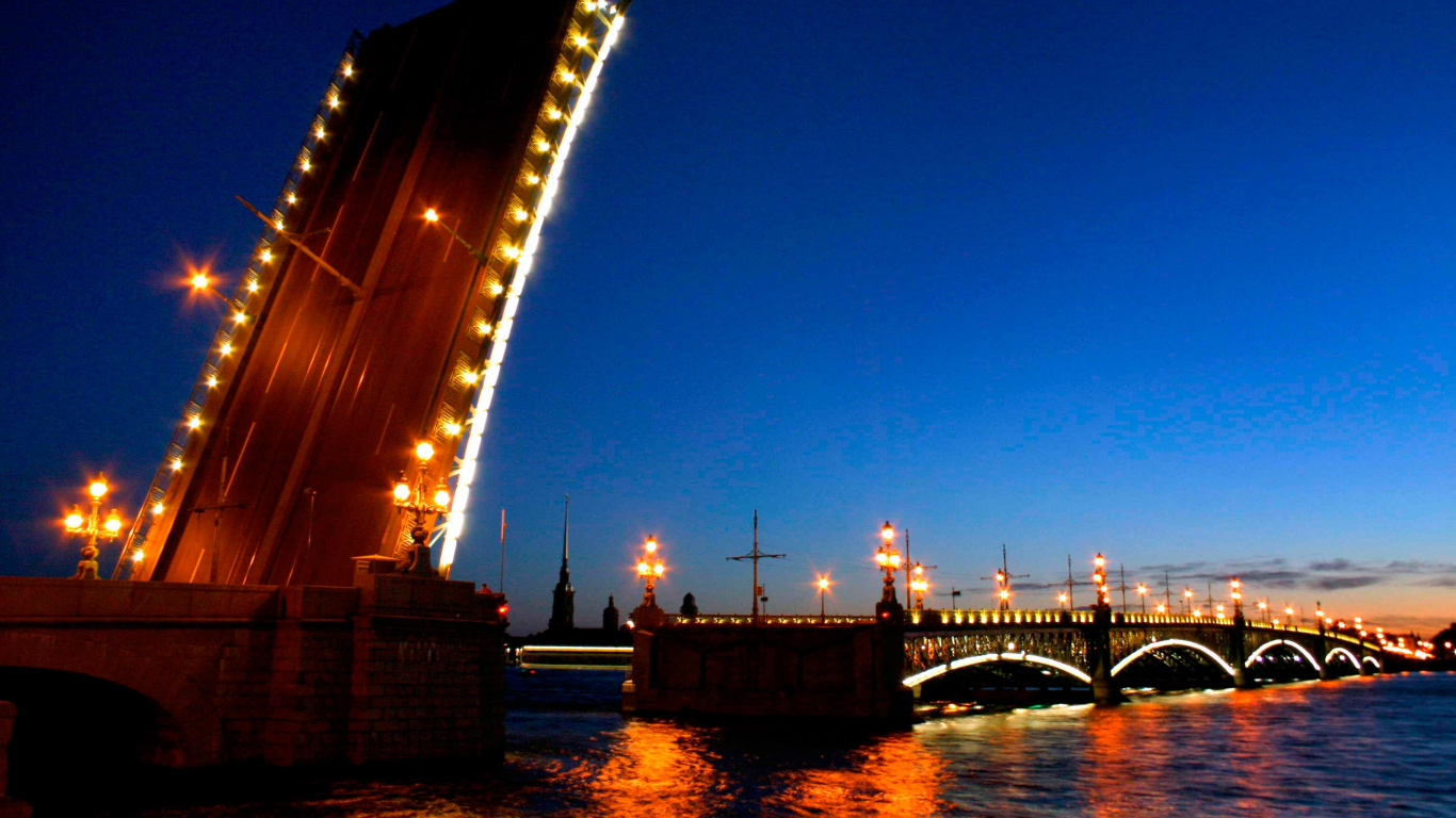 Puente Iluminado Sobre el Cuerpo de Agua Durante la Noche. Wallpaper in 1366x768 Resolution