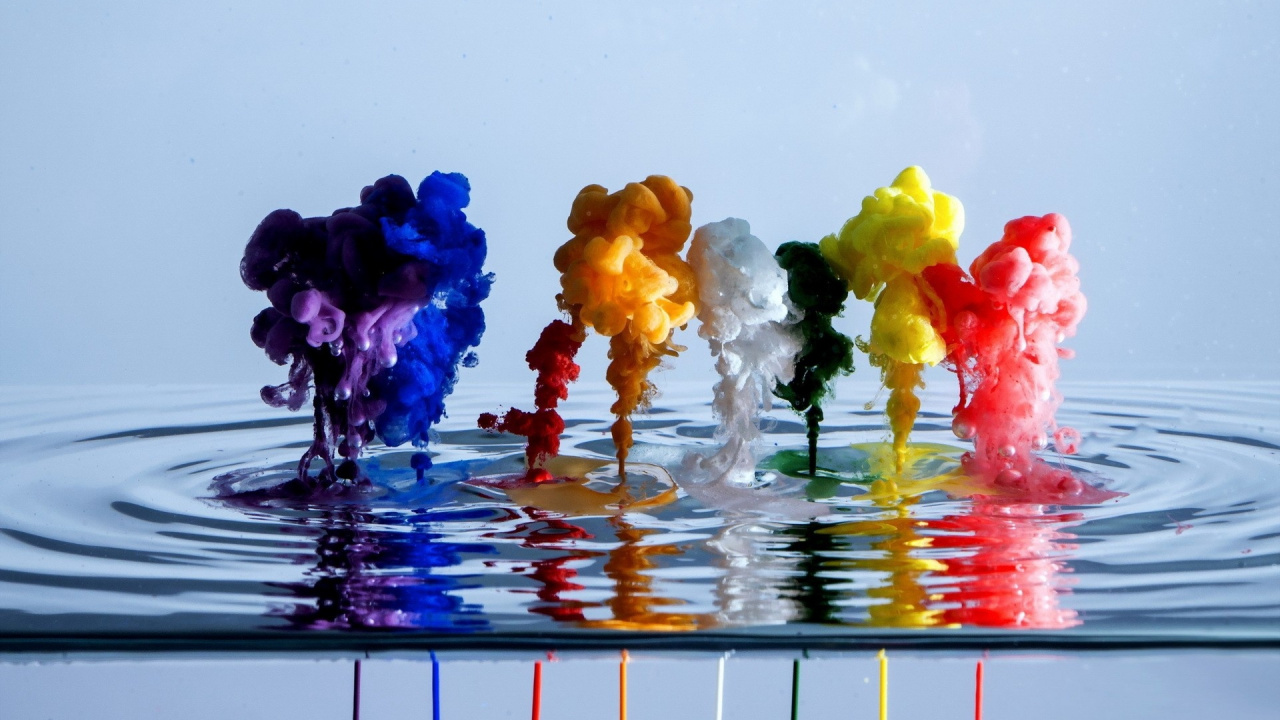 Salpicaduras de Agua Multicolor Sobre el Agua. Wallpaper in 1280x720 Resolution