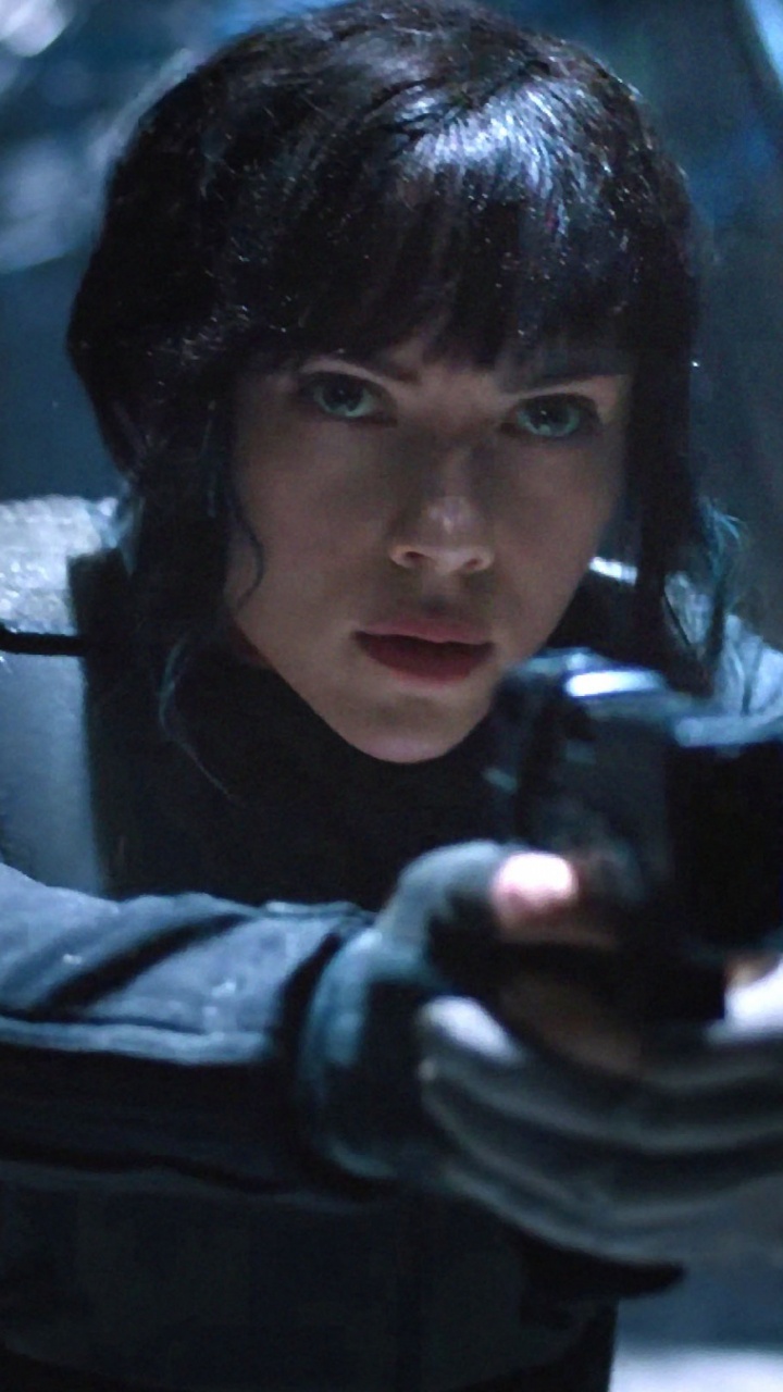 Frau in Schwarz-grauer Jacke Mit Schwarzem Smartphone. Wallpaper in 720x1280 Resolution