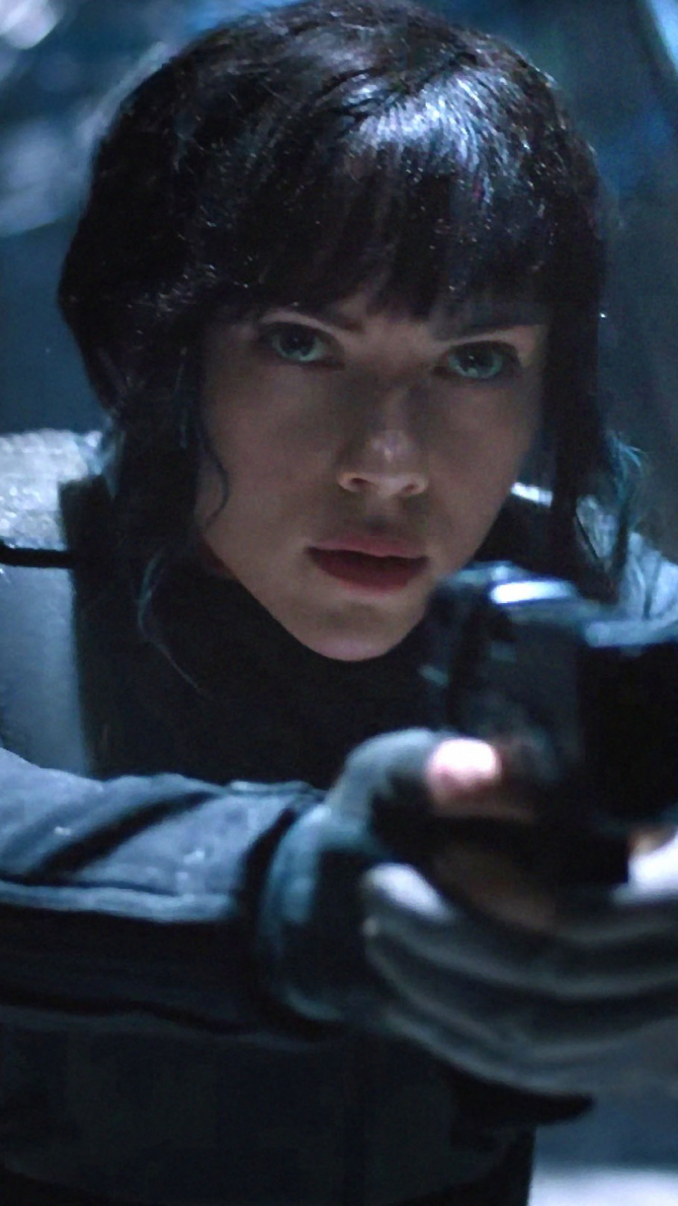 Mujer en Chaqueta Negra y Gris Con Smartphone Negro. Wallpaper in 750x1334 Resolution