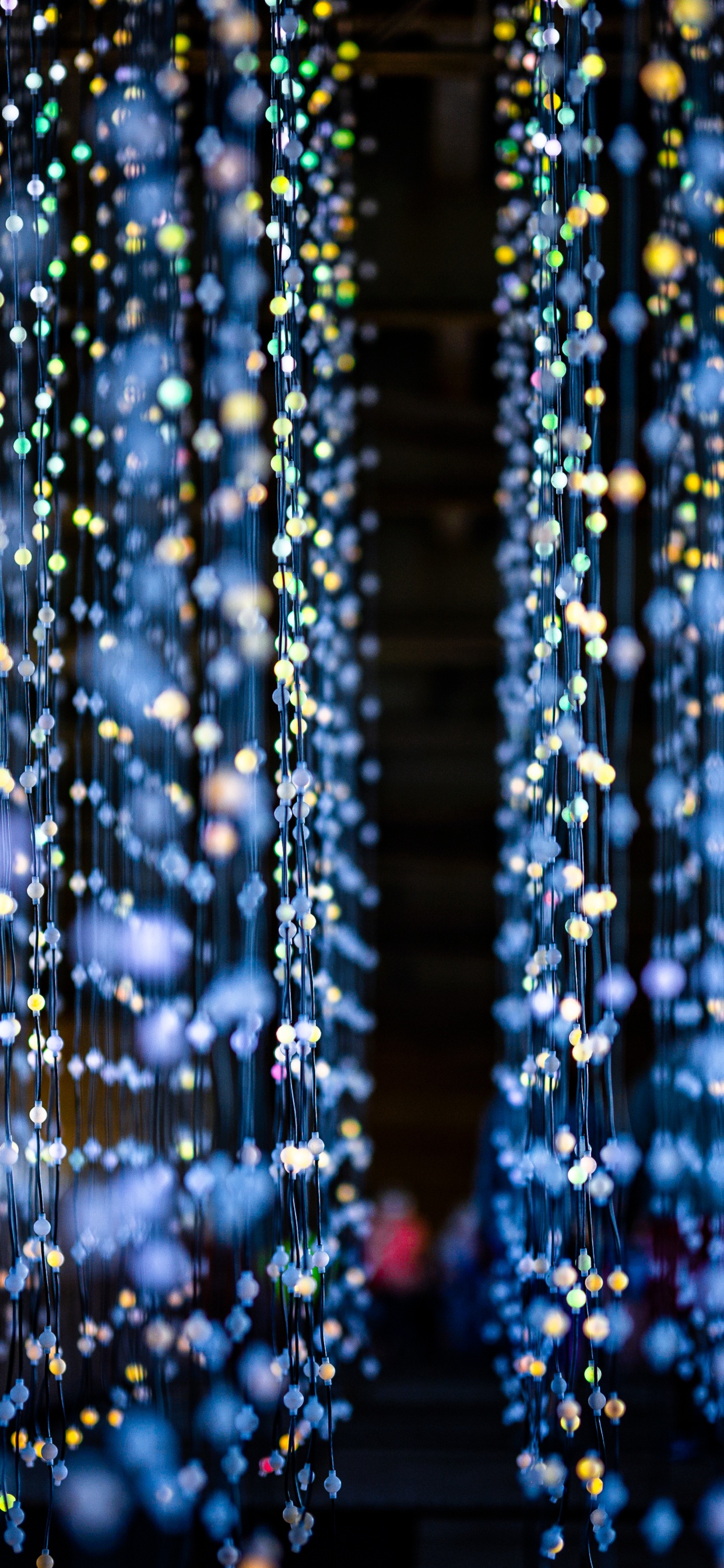 Wassertropfen Auf Glasfenster Während Der Nacht. Wallpaper in 1242x2688 Resolution