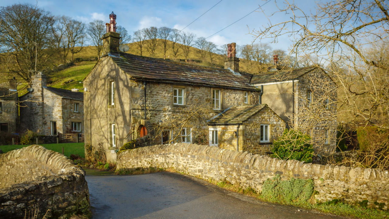 Casa de Ladrillo Marrón Cerca de Árboles y Carreteras. Wallpaper in 1280x720 Resolution