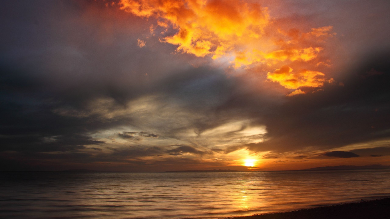 Cuerpo de Agua Bajo el Cielo Nublado Durante la Puesta de Sol. Wallpaper in 1366x768 Resolution