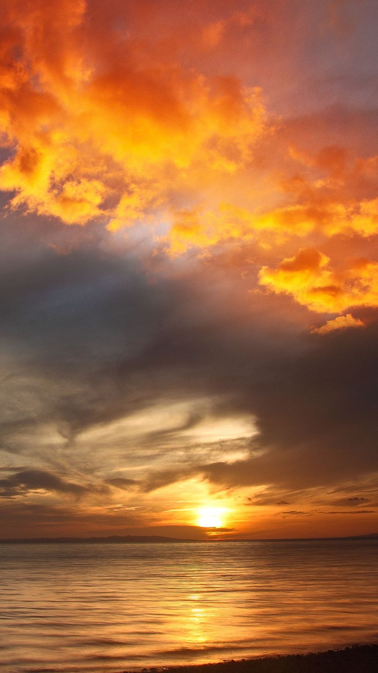 Plan D'eau Sous un Ciel Nuageux au Coucher du Soleil. Wallpaper in 750x1334 Resolution