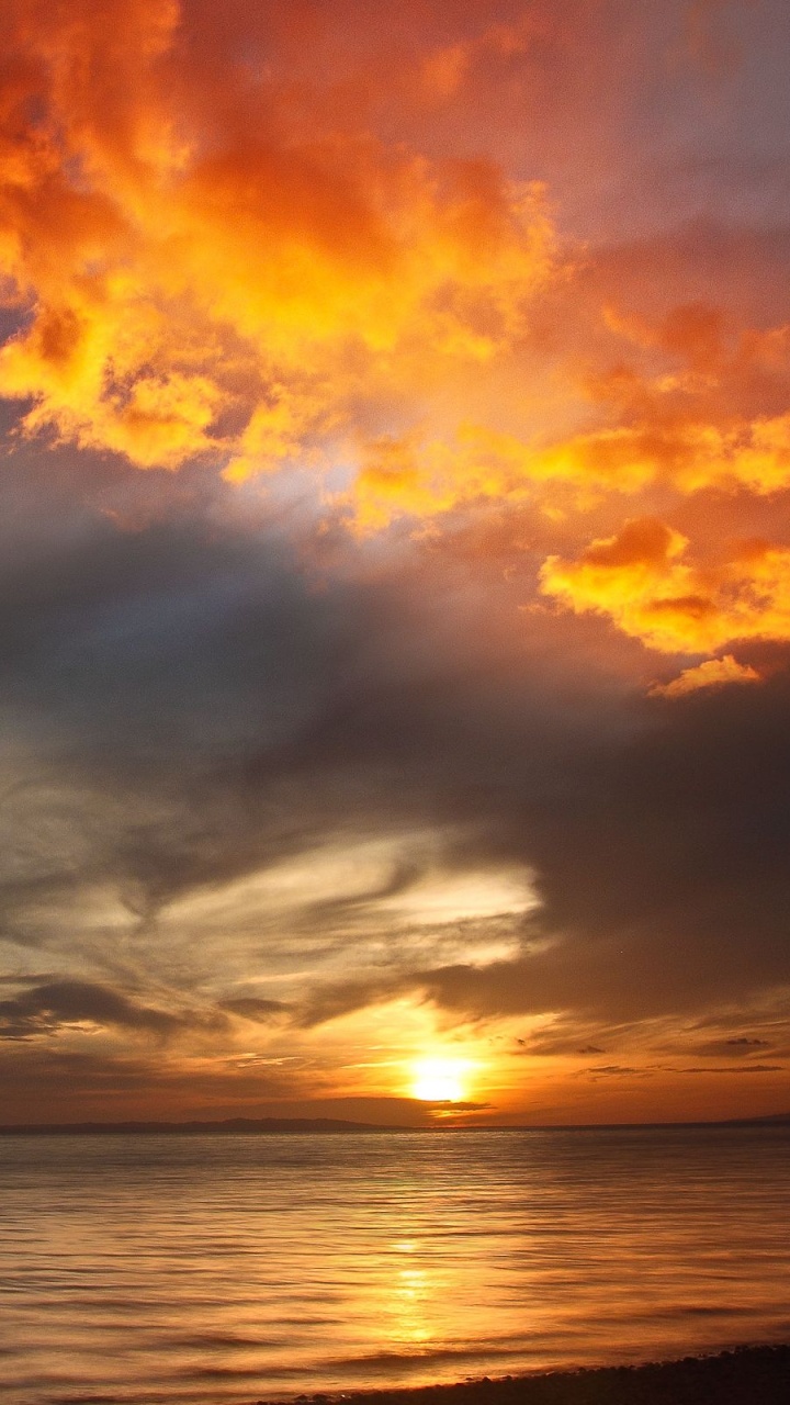 Gewässer Unter Bewölktem Himmel Bei Sonnenuntergang. Wallpaper in 720x1280 Resolution