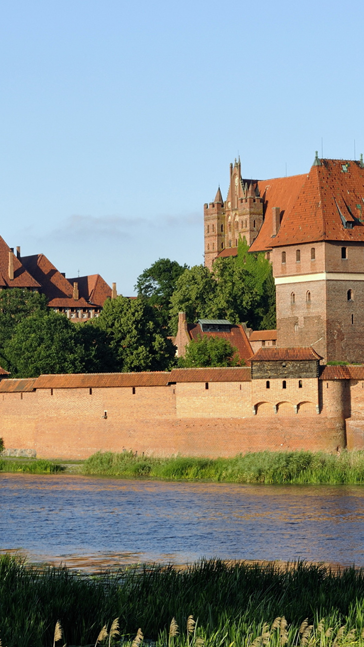Castillo De Malbork, Castillo, Fortificación, la Vía Navegable, la Arquitectura Medieval. Wallpaper in 750x1334 Resolution