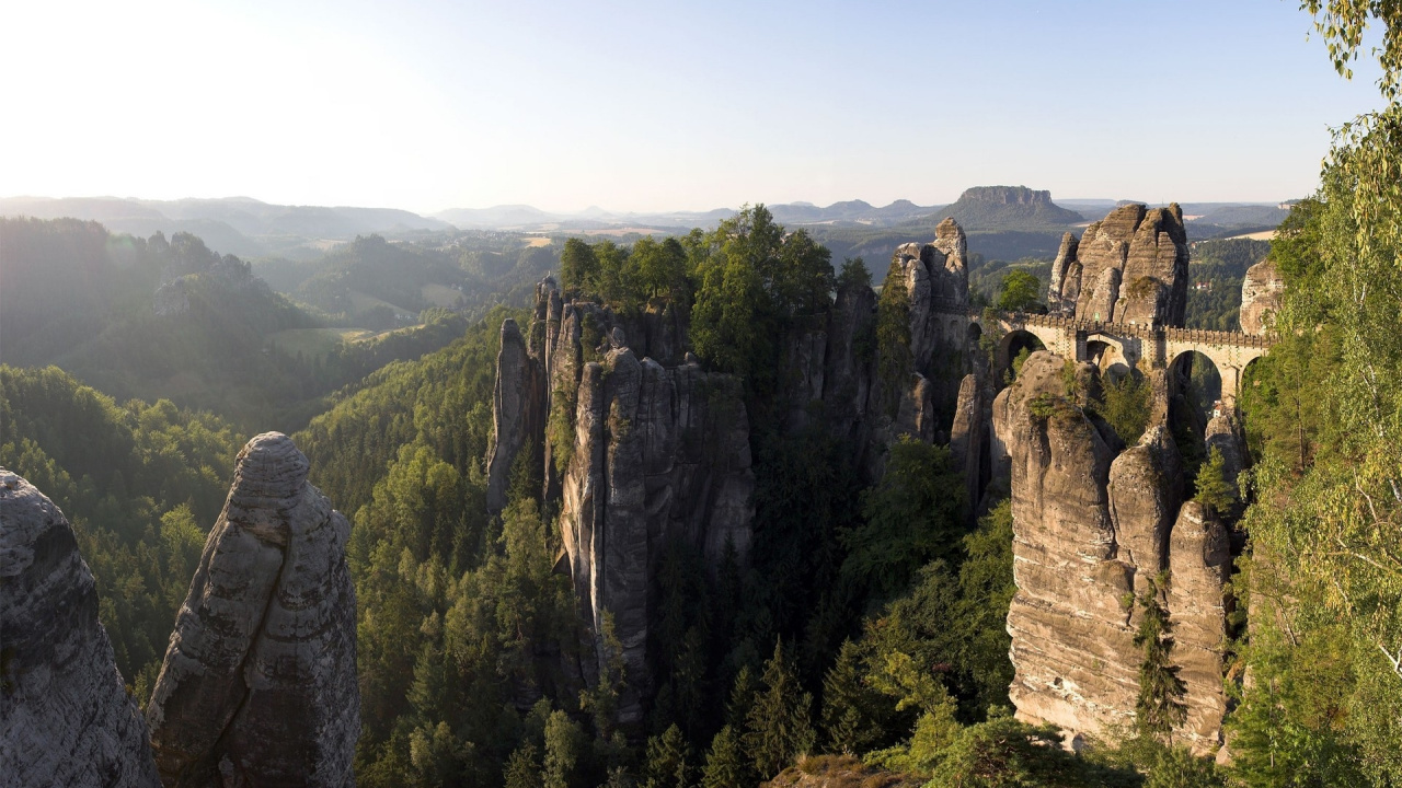 Árboles Verdes en la Montaña Rocosa Marrón Durante el Día. Wallpaper in 1280x720 Resolution