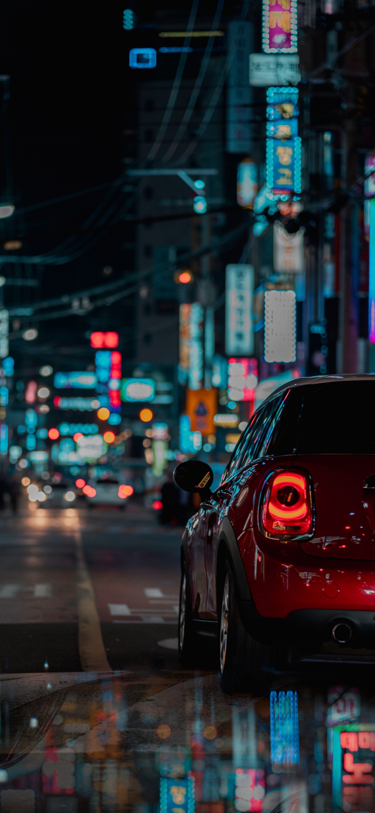 Schwarzes Auto Auf Der Straße Während Der Nachtzeit. Wallpaper in 1242x2688 Resolution