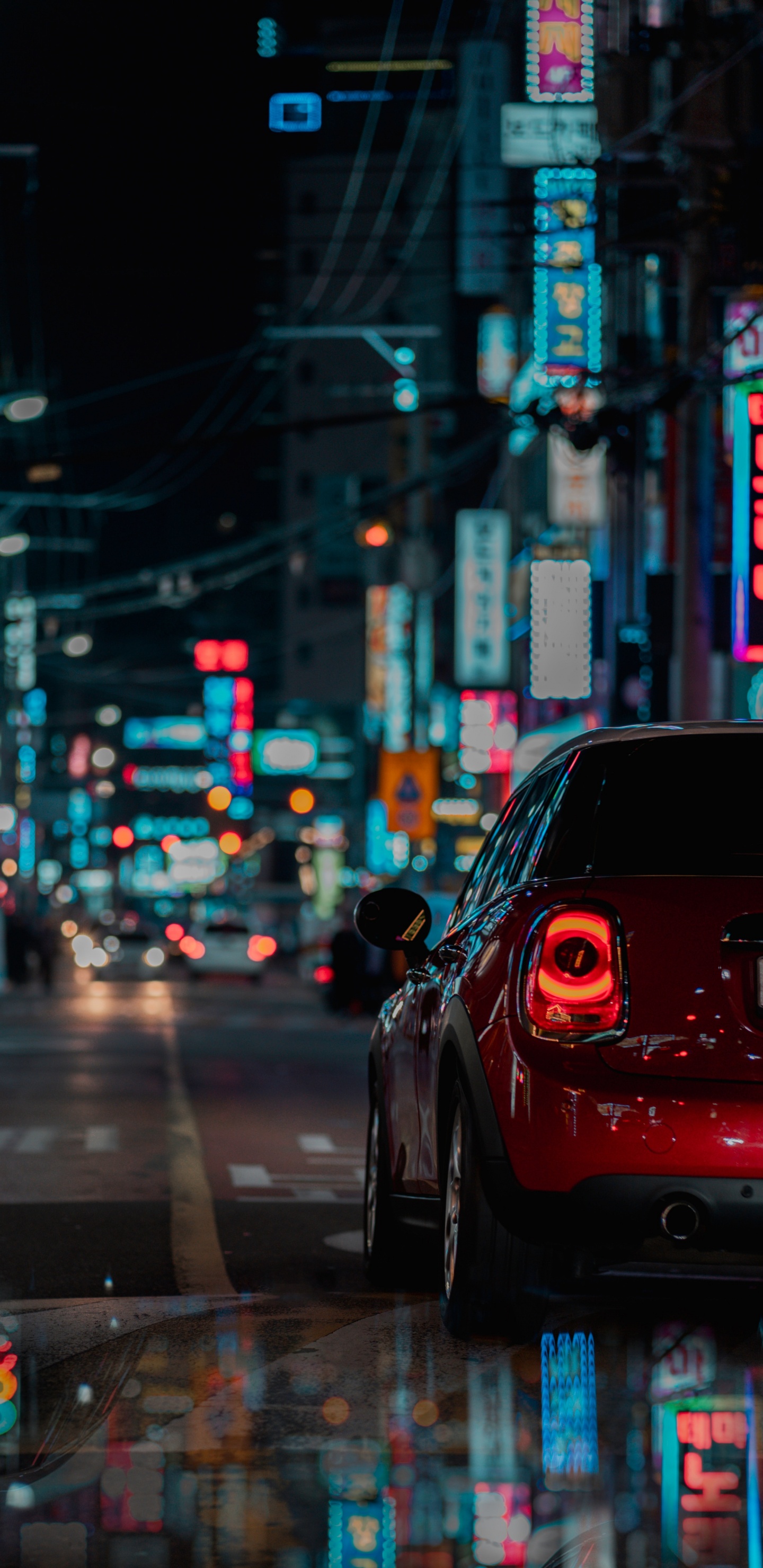 Voiture Noire Sur Route Pendant la Nuit. Wallpaper in 1440x2960 Resolution