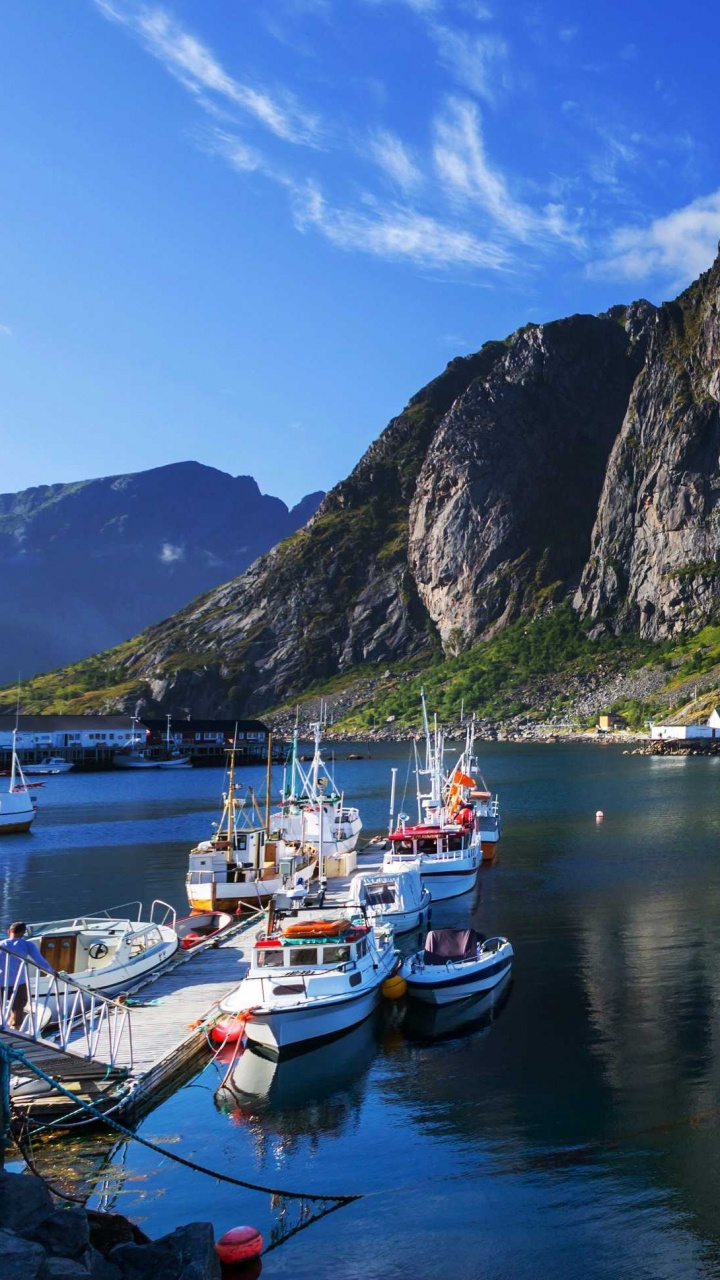 Bateau Blanc et Bleu Sur L'eau Près de la Montagne Pendant la Journée. Wallpaper in 720x1280 Resolution