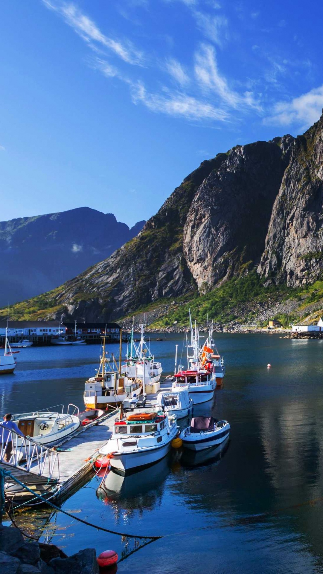 Weißes Und Blaues Boot Auf Dem Wasser in Der Nähe Des Berges Tagsüber. Wallpaper in 1080x1920 Resolution