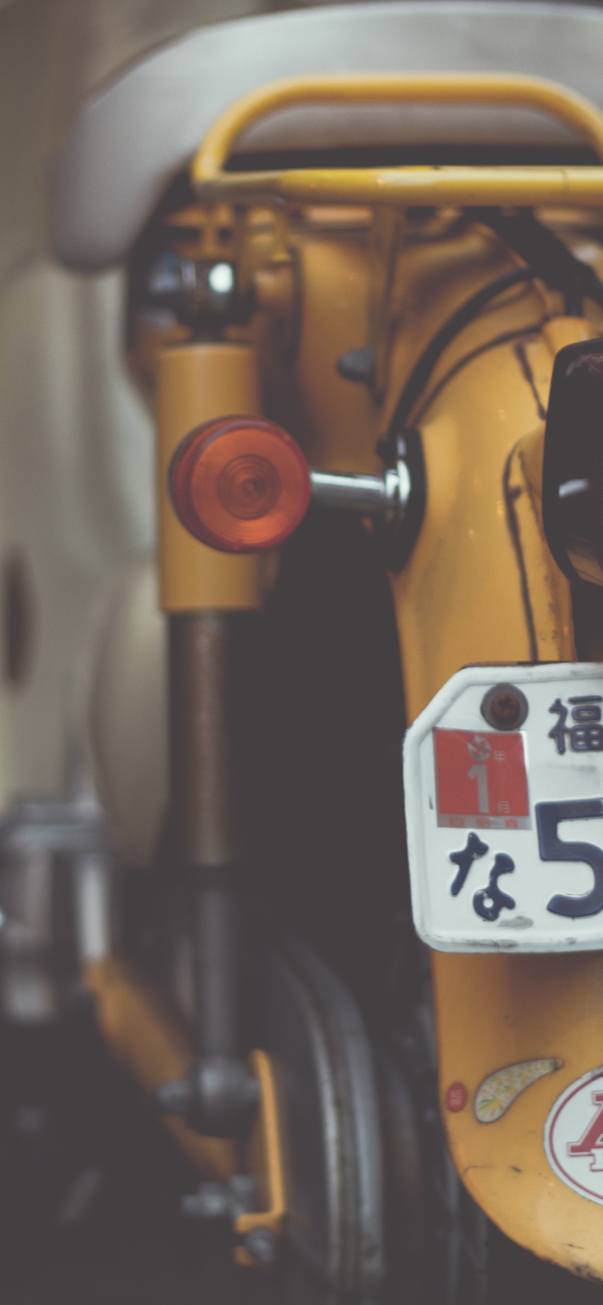 Gelb-schwarzes Motorrad Mit Weiß-schwarzem Nummernschild. Wallpaper in 1242x2688 Resolution