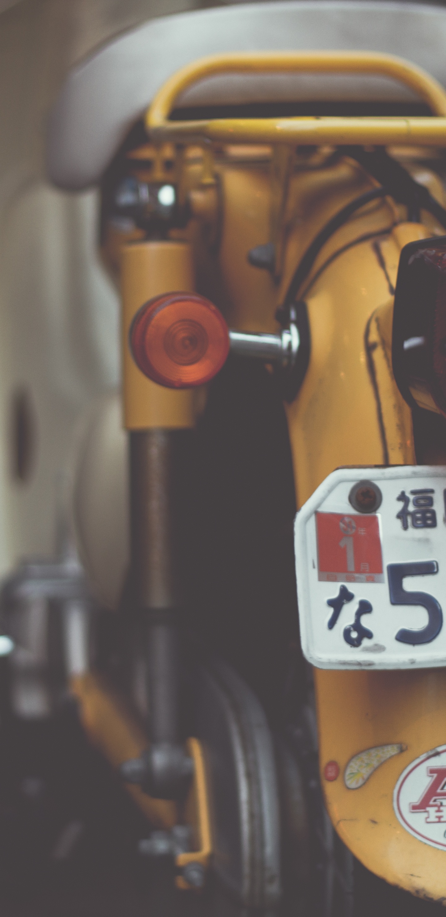 Motocicleta Amarilla y Negra Con Matrícula Blanca y Negra.. Wallpaper in 1440x2960 Resolution