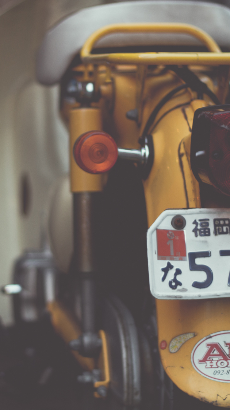 Moto Jaune et Noire Avec Plaque D'immatriculation Blanche et Noire. Wallpaper in 750x1334 Resolution