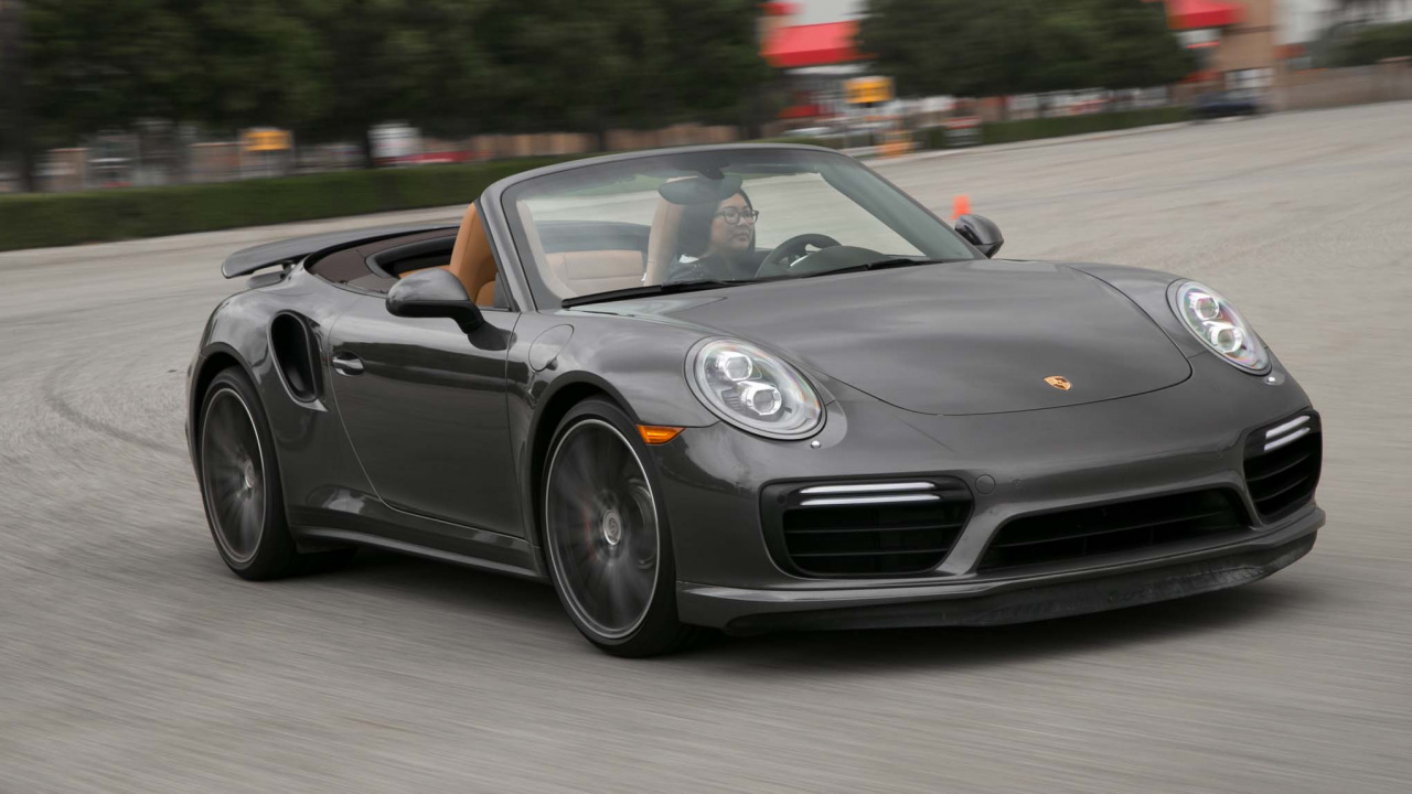 Schwarzer Porsche 911 Tagsüber Unterwegs. Wallpaper in 1280x720 Resolution