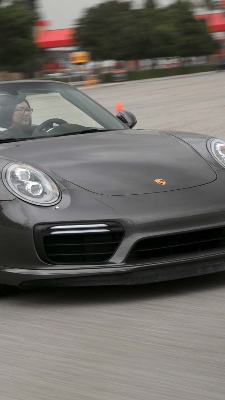 Schwarzer Porsche 911 Tagsüber Unterwegs. Wallpaper in 720x1280 Resolution