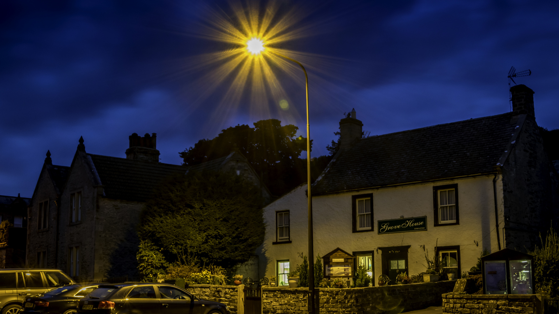 Casa de Hormigón Blanco y Marrón Cerca de Suv Gris Durante el Día. Wallpaper in 1920x1080 Resolution