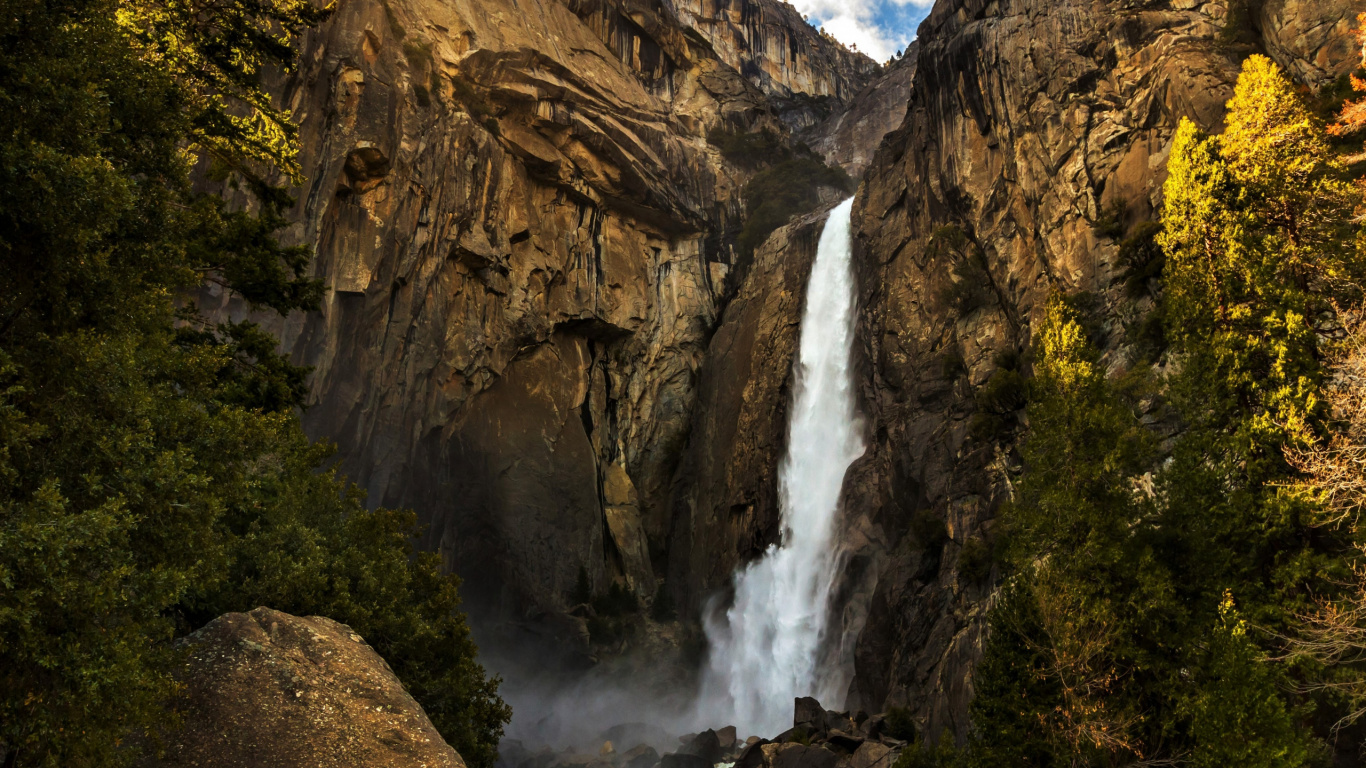 Cascadas en la Montaña Rocosa Marrón Durante el Día. Wallpaper in 1366x768 Resolution