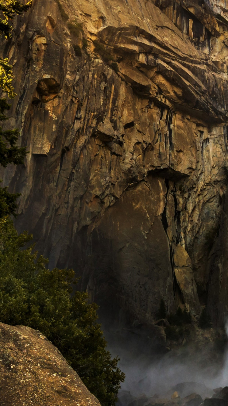 Cascadas en la Montaña Rocosa Marrón Durante el Día. Wallpaper in 750x1334 Resolution