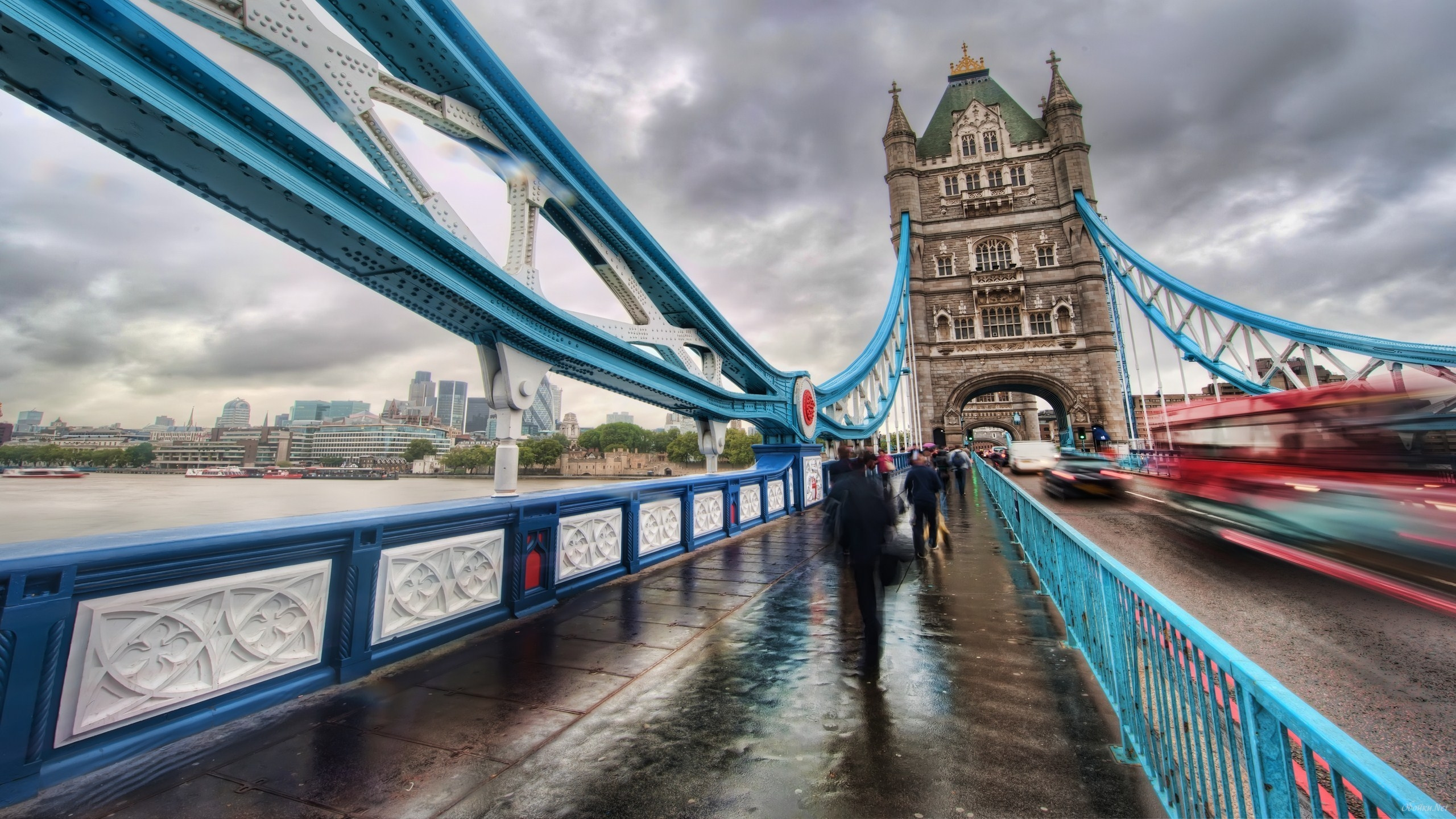 People Walking on Bridge During Daytime. Wallpaper in 2560x1440 Resolution