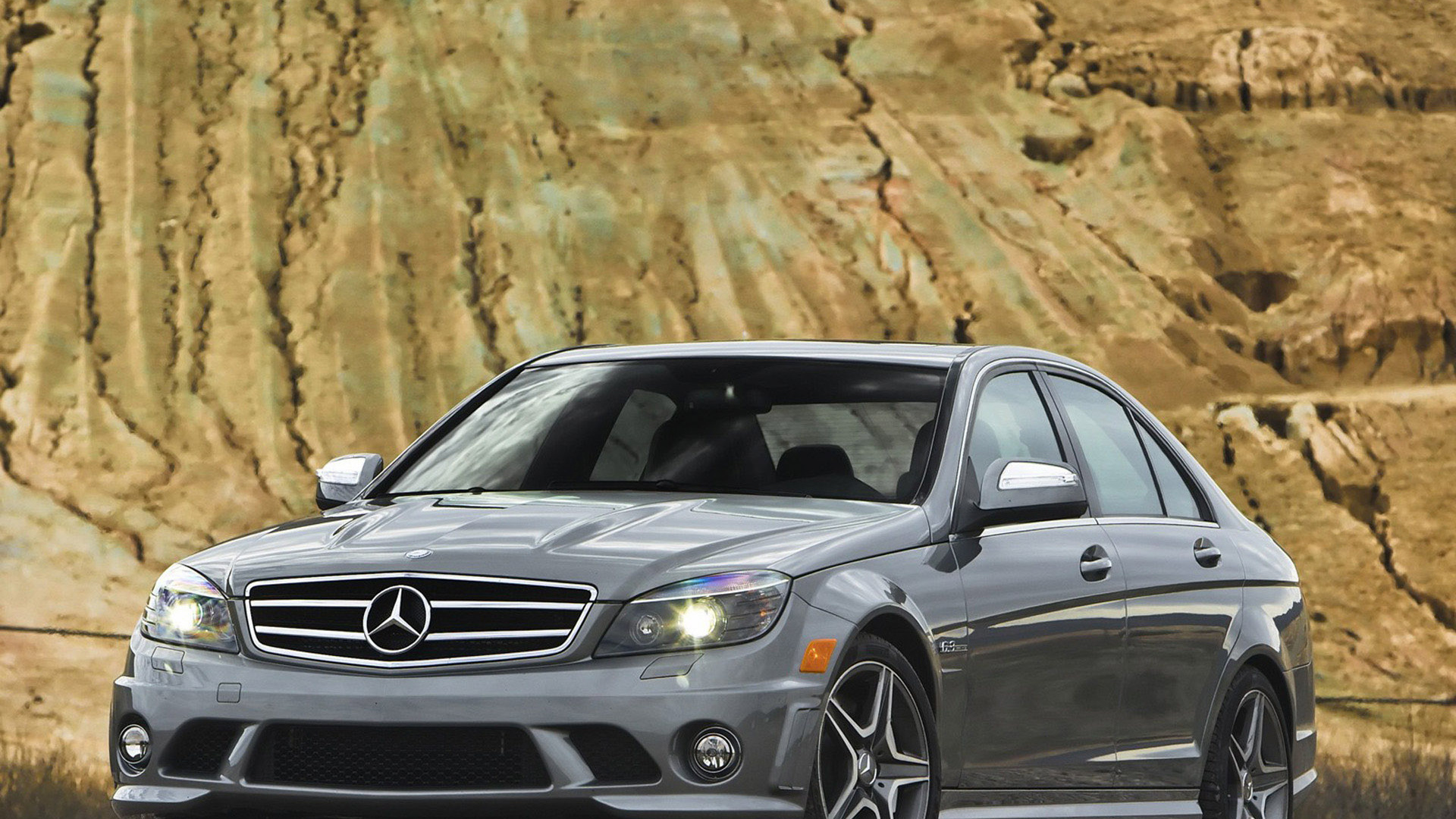 Mercedes Benz Coupé Noir Sur Brown Rock Formation Pendant la Journée. Wallpaper in 1920x1080 Resolution
