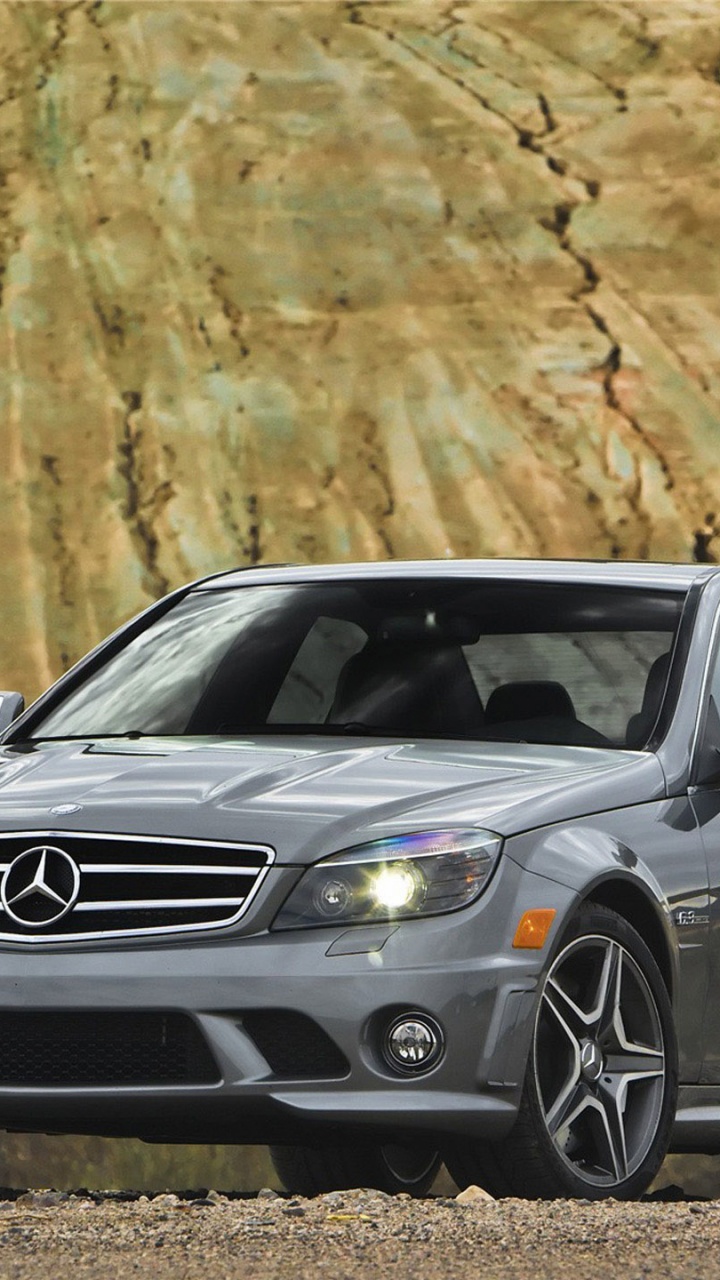 Mercedes Benz Coupé Noir Sur Brown Rock Formation Pendant la Journée. Wallpaper in 720x1280 Resolution