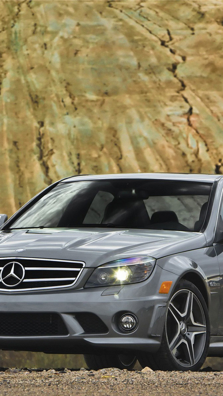 Mercedes Benz Coupé Noir Sur Brown Rock Formation Pendant la Journée. Wallpaper in 750x1334 Resolution